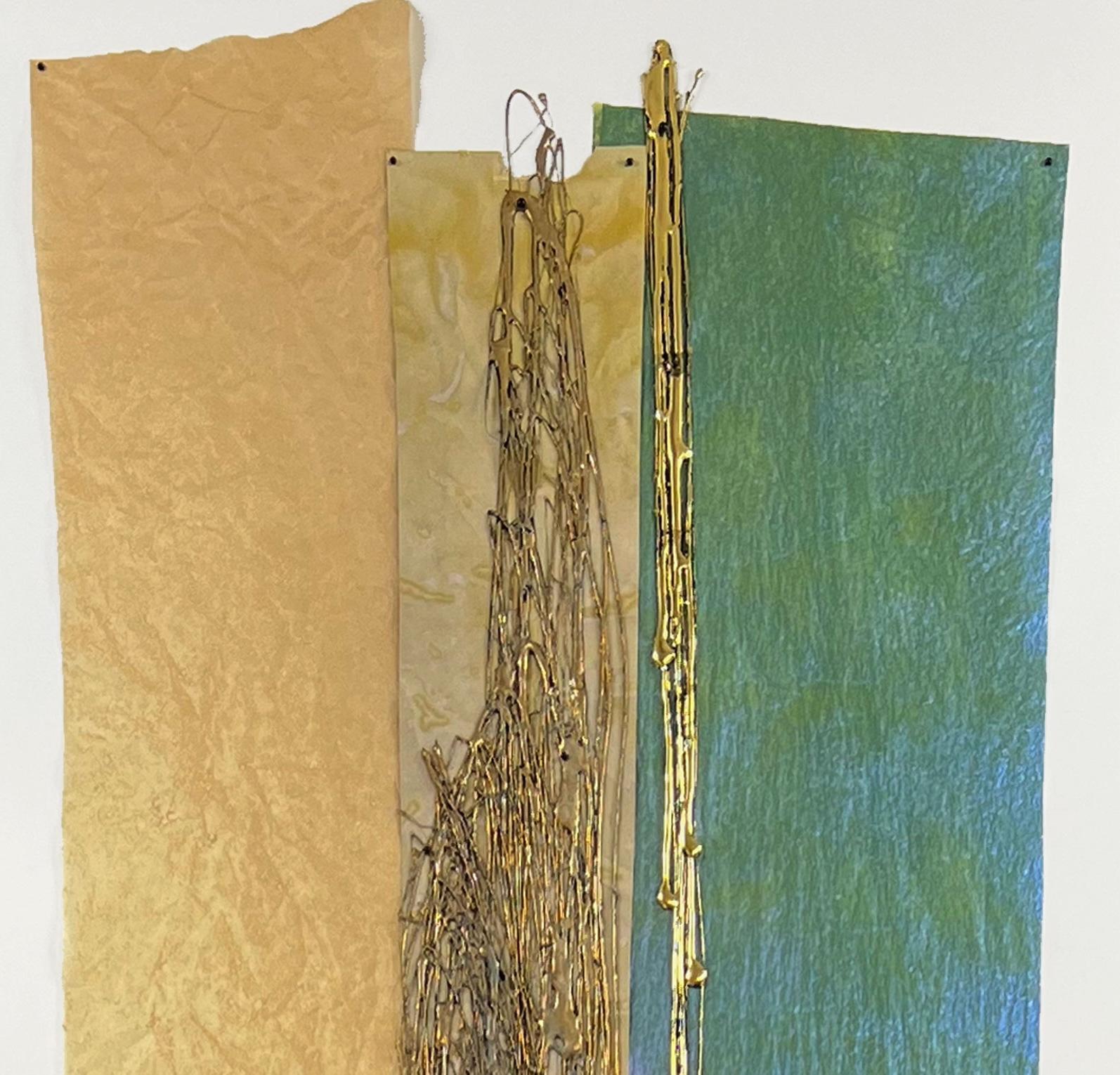 Streamers 31: grande collage astratto verticale incorniciato con oro 24k; accenti verdi in vendita 2