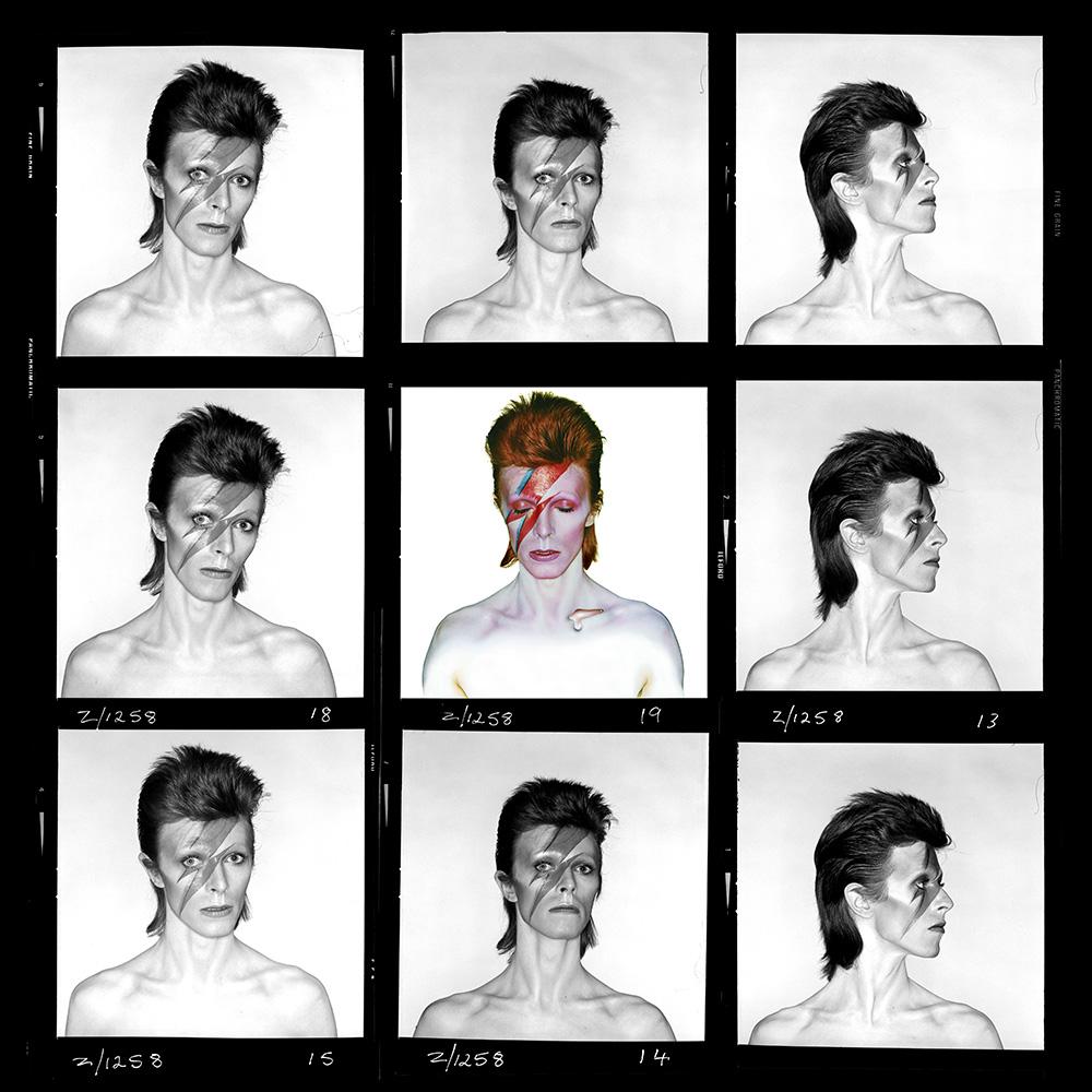 Kontaktabzug vom Cover des David Bowie-Albums Aladdin Sane, fotografiert von Brian Duffy

Diese offiziellen Abzüge des Duffy-Archivs, die von den Originalnegativen von 1973 stammen, sind in offener Auflage hergestellt und mit dem offiziellen Stempel