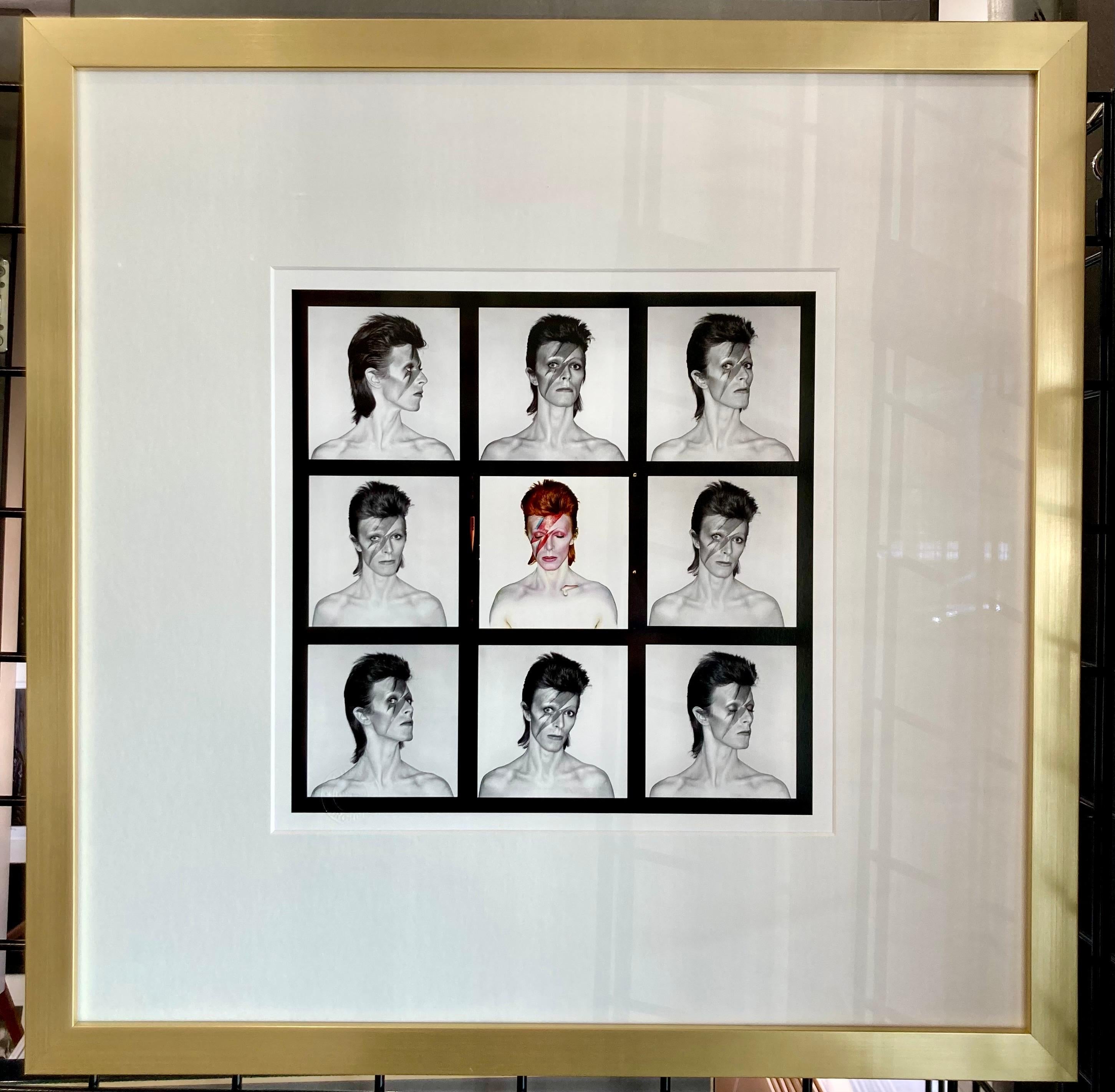David Bowie Aladdin Sane Kontaktabzug von Brian Duffy, aufgenommen während des Fotoshootings für das Aladdin Sane Albumcover. Der Druck zeigt das Aladdin Sane-Albumcover in Farbe in der Mitte und verschiedene Outtakes in Schwarzweiß in den übrigen