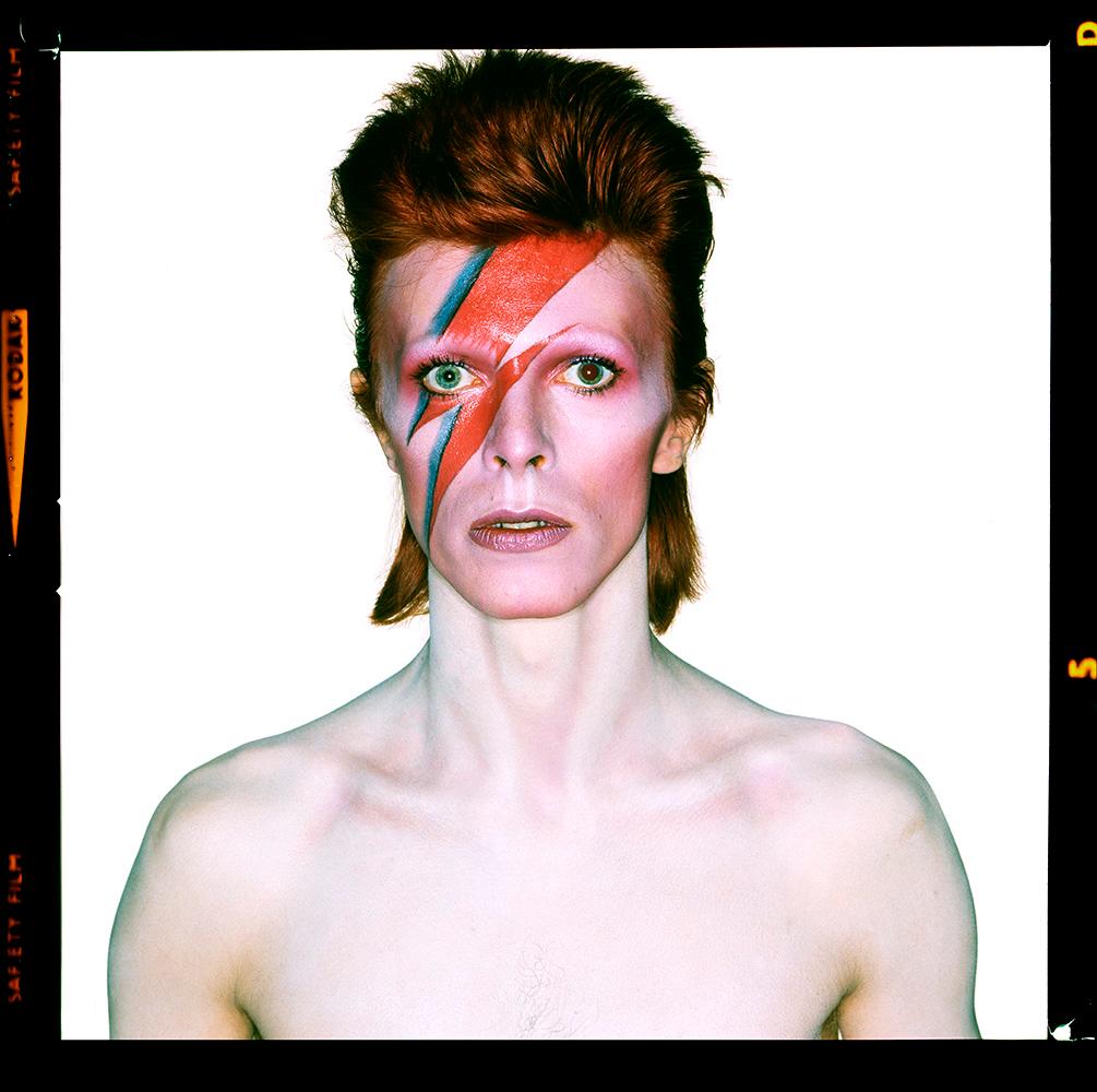 David Bowie Aladdin Sane "Eyes Open" Druck von Brian Duffy, aufgenommen während der Fotoaufnahmen für das Aladdin Sane Albumcover. Diese "Eyes Open"-Aufnahme wurde zum ersten Mal zur Werbung für die äußerst erfolgreiche David Bowie Is-Ausstellung
