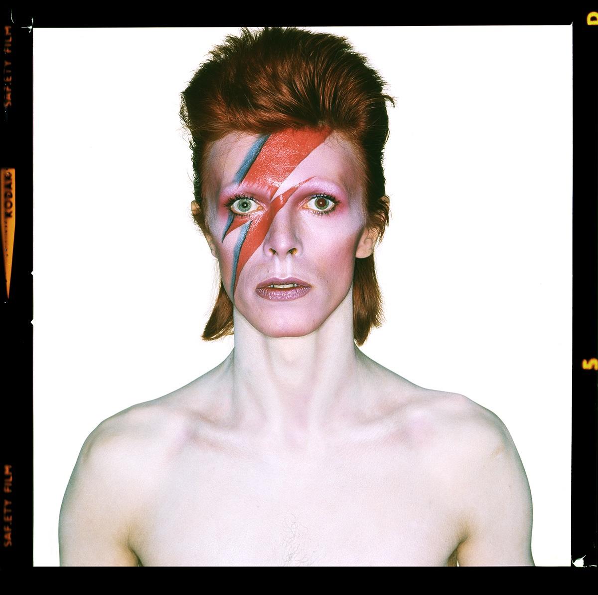 David Bowie als "Aladdin Sane", 1973 - Brian Duffy (Porträtfotografie)
Von David Bowie und Brian Duffy mitunterzeichnet, aus einer limitierten Auflage von 25 Stück 
Archivierungs-Pigmentdruck
40 x 40 Zoll
Aus einer Auflage von 25 Stück (die letzten