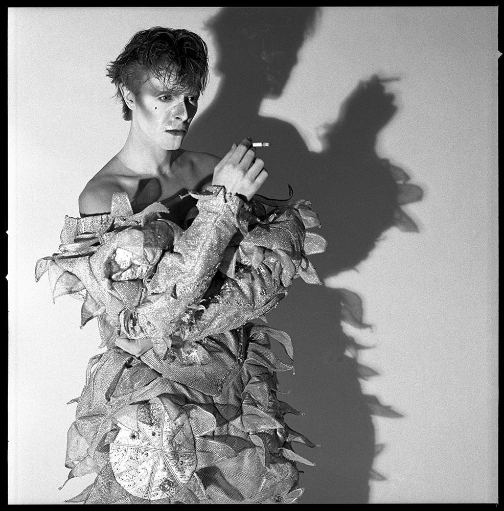 Brian Duffy Portrait Photograph – David Bowie Rauch Clown von Duffy