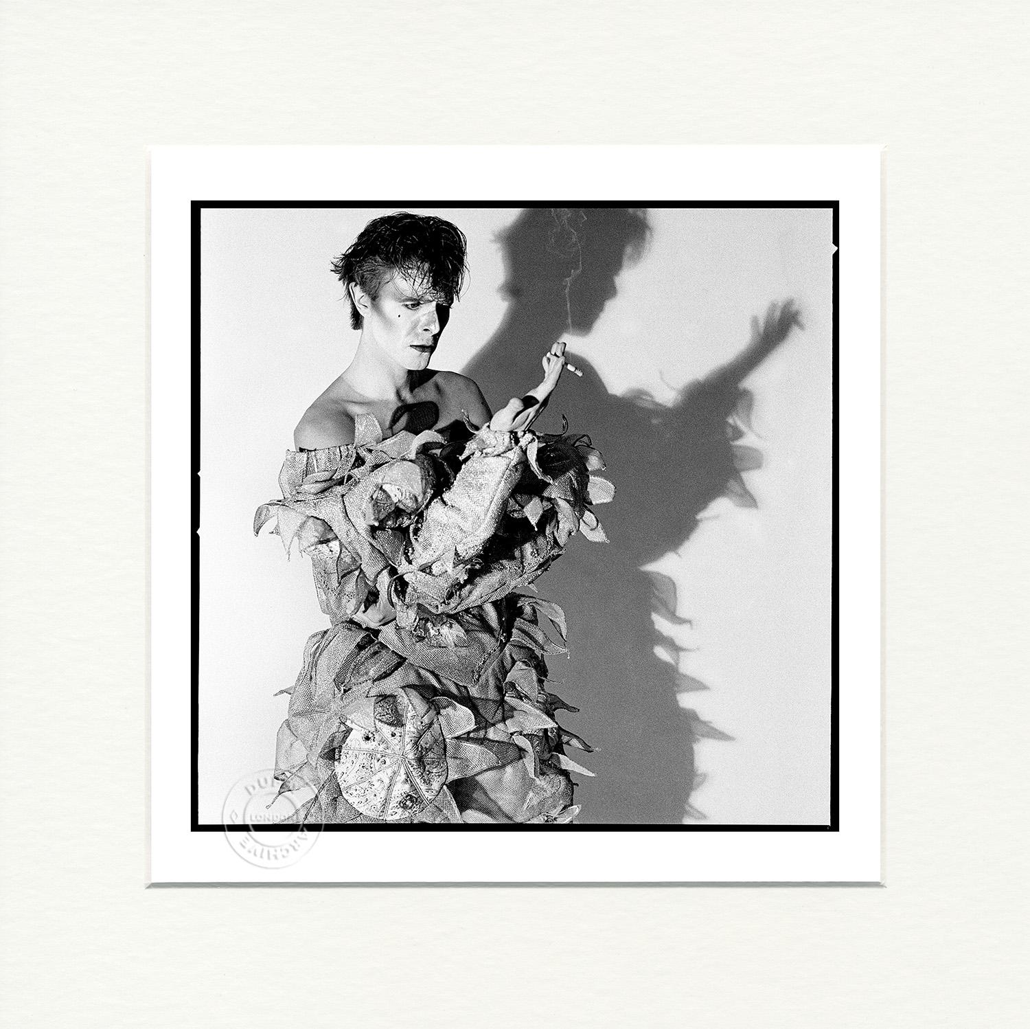 Brian Duffy Black and White Photograph – David Bowie Rauch Clown von Duffy