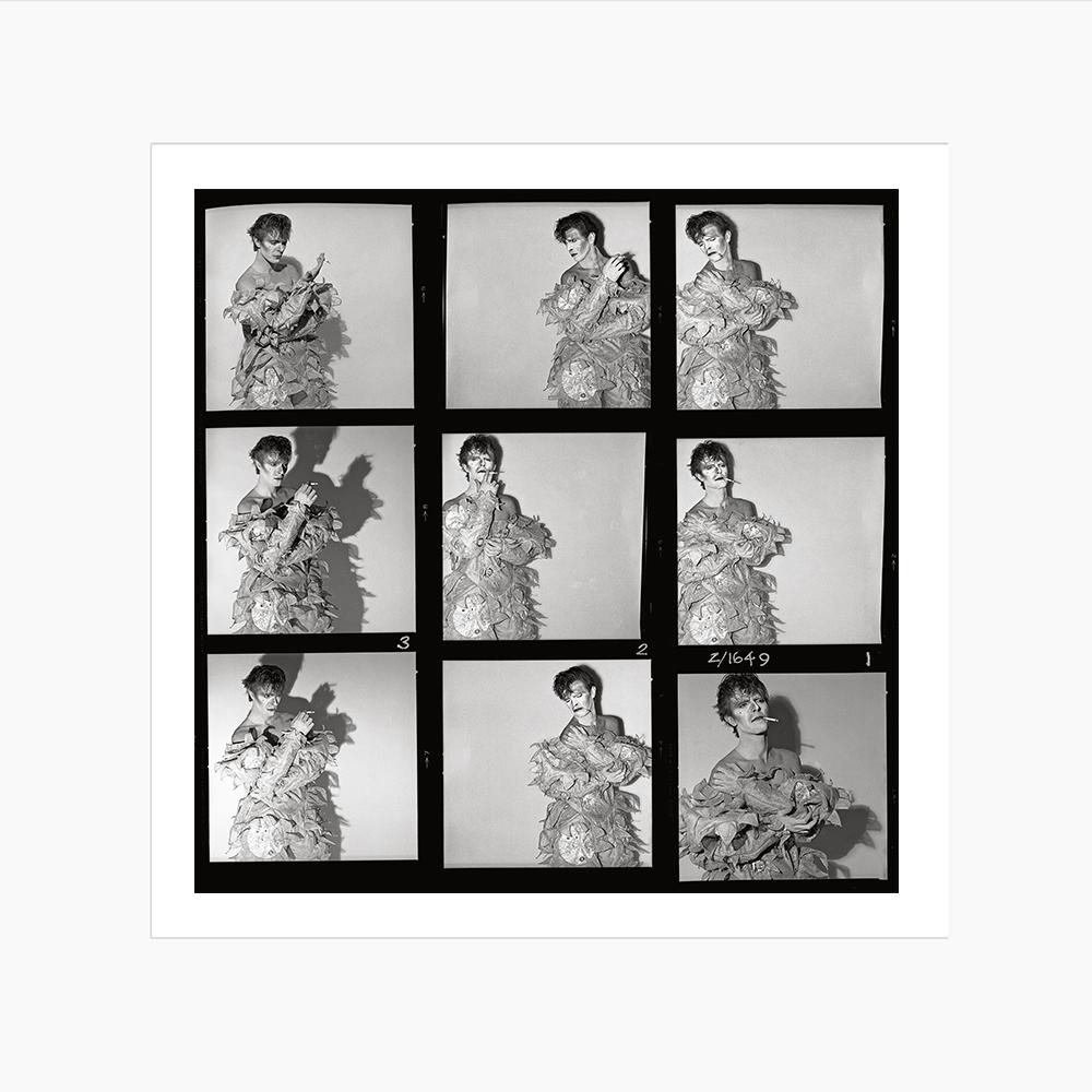 Portrait Photograph de Brian Duffy - Hoja de contactos del payaso fumador David Bowie por Duffy