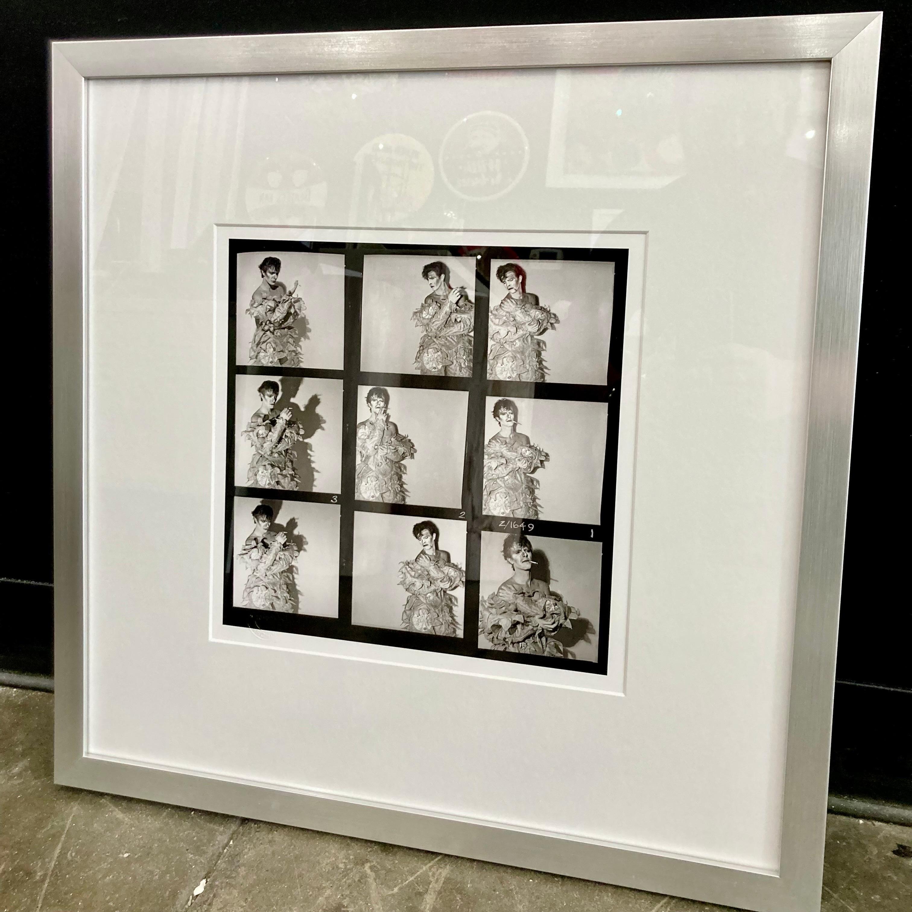 David Bowie Smoking Clown Kontaktblatt von Duffy, mit silbernem Rahmen – Photograph von Brian Duffy