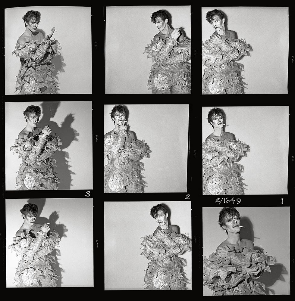 Brian Duffy Black and White Photograph – David Bowie Smoking Clown Kontaktblatt von Duffy, mit silbernem Rahmen