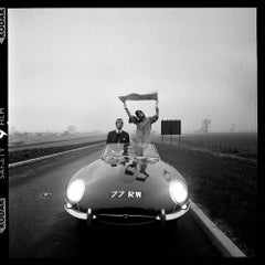 Una Jaguar E-Type sull'autostrada M1 appena inaugurata