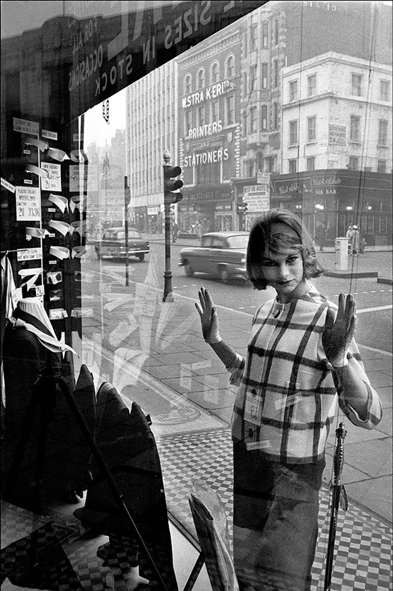 Brian Duffy Figurative Photograph - Jean Shrimpton, Edgware Road, London