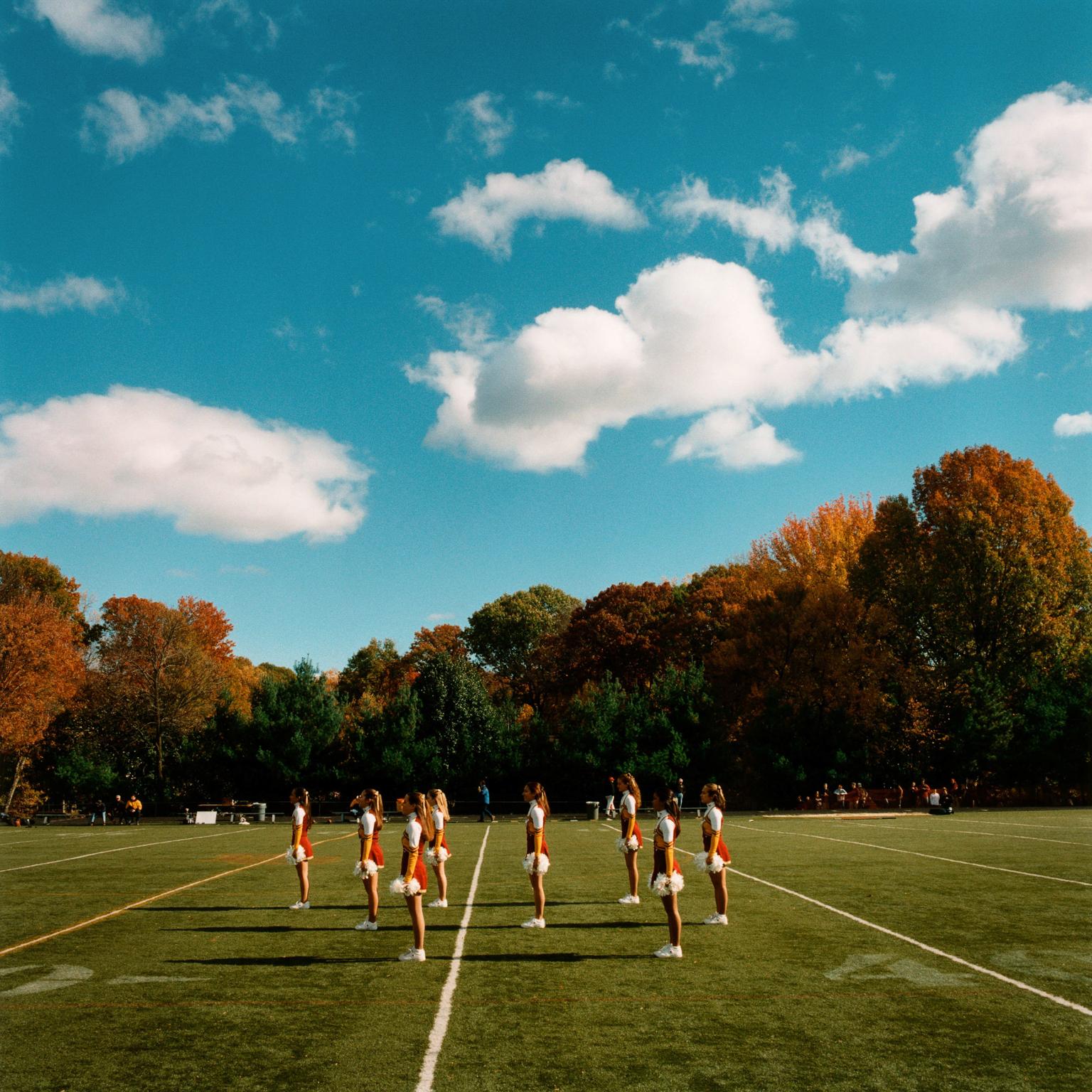 Brian Finke Figurative Photograph – Ohne Titel (Cheerleading no. 11)