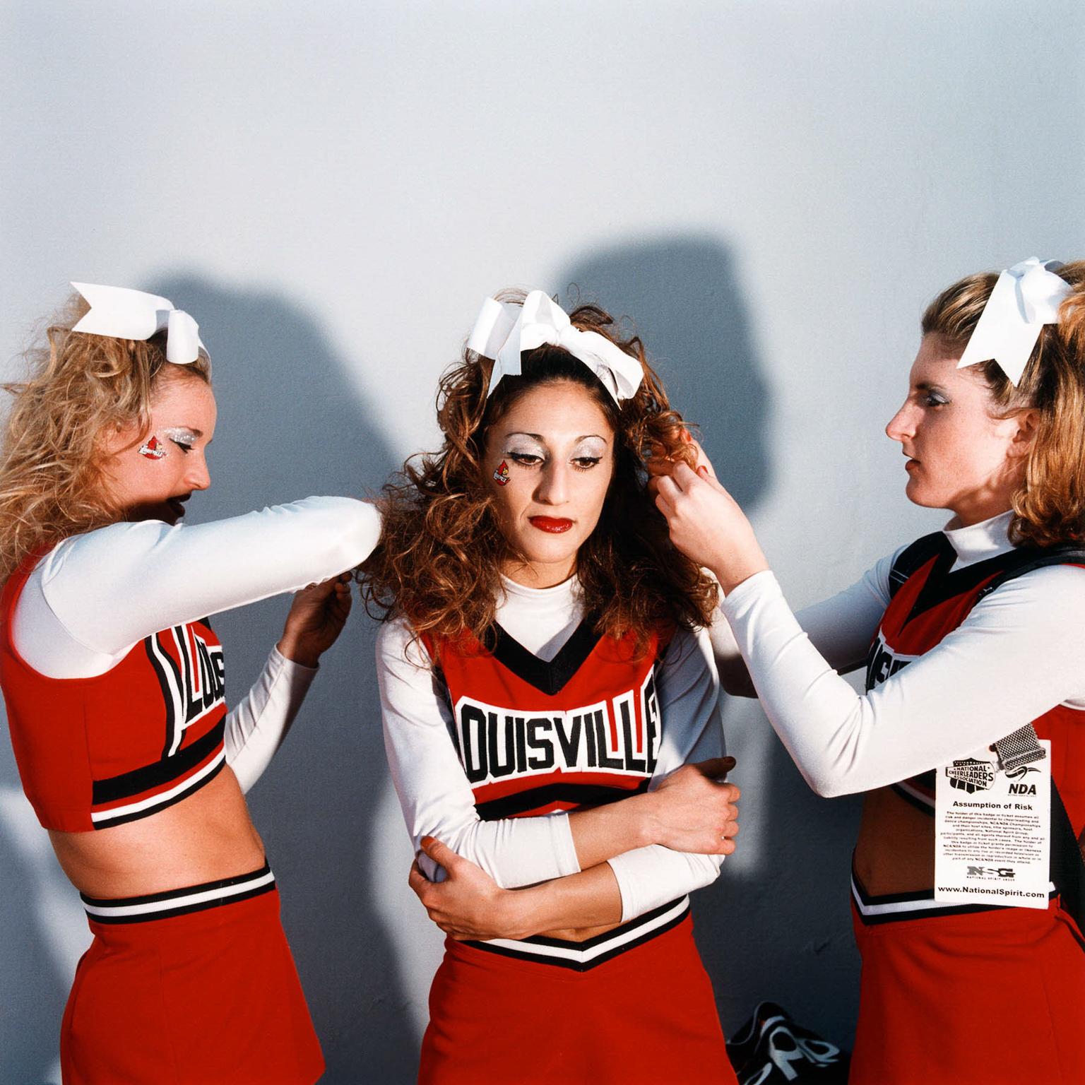 Brian Finke Figurative Photograph – Ohne Titel (Cheerleading-Nr. 15)