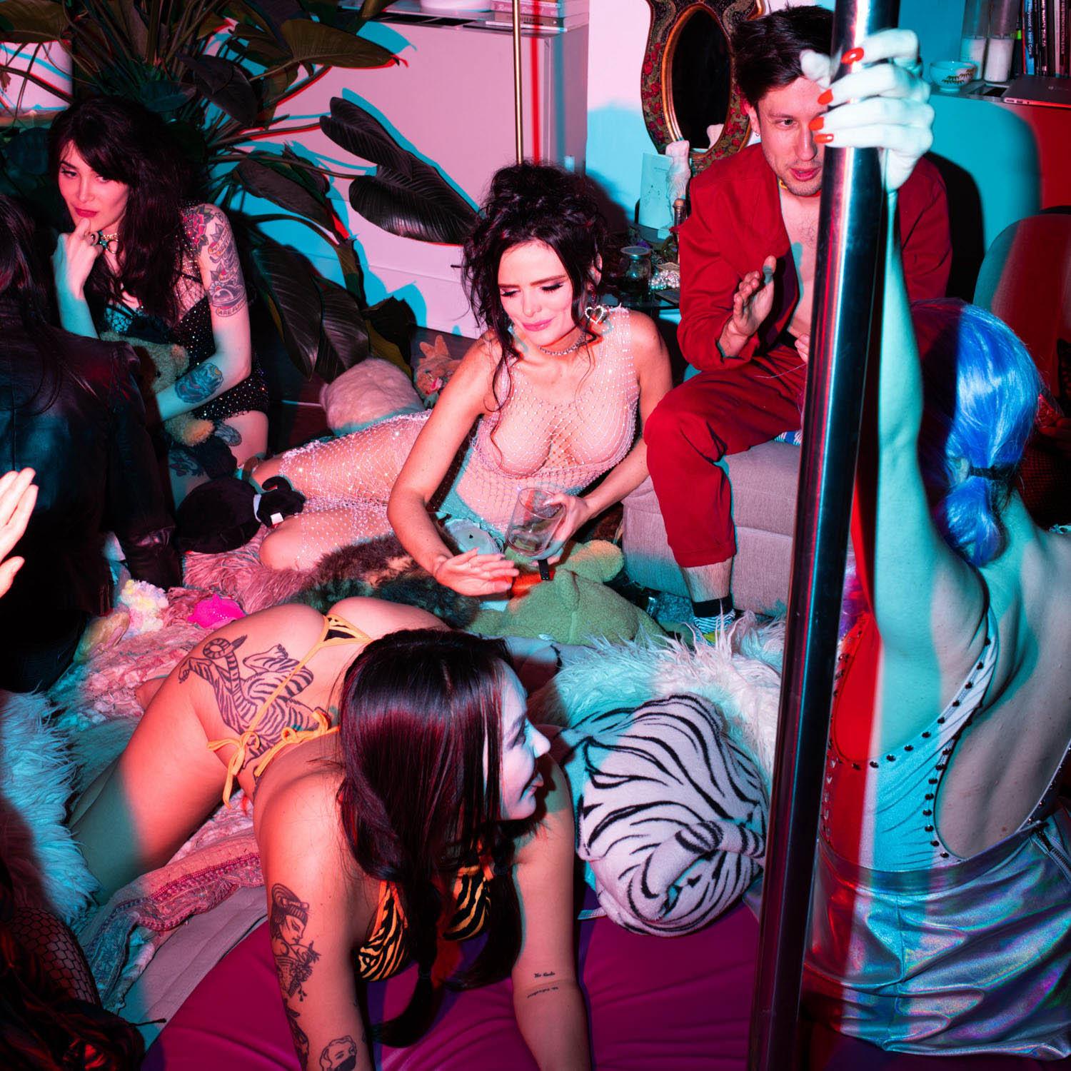 Brian Finke Color Photograph – Ohne Titel (Porno-Karneval Nr. 3)