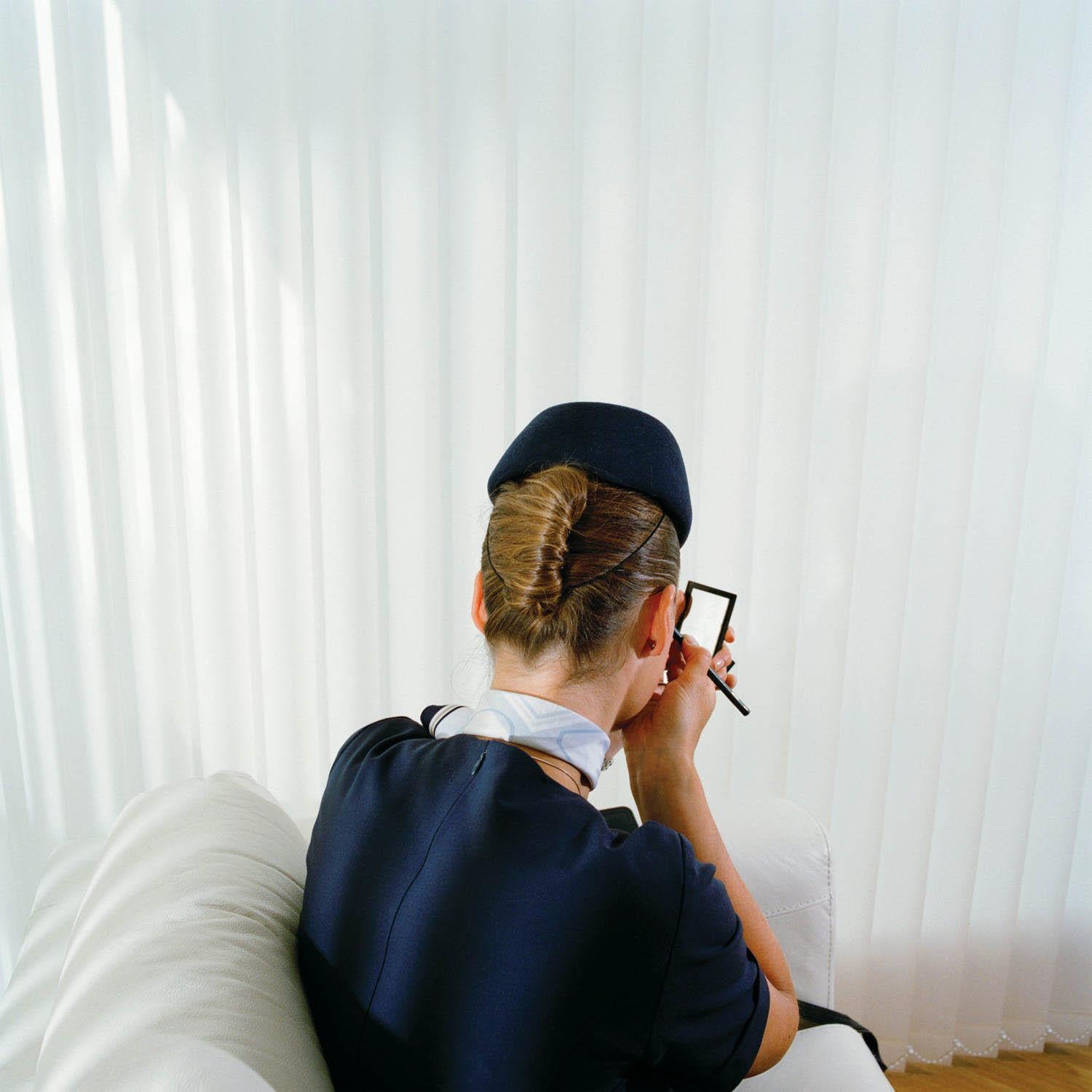 Brian Finke Color Photograph – Ohne Titel (Sara, Icelandair)