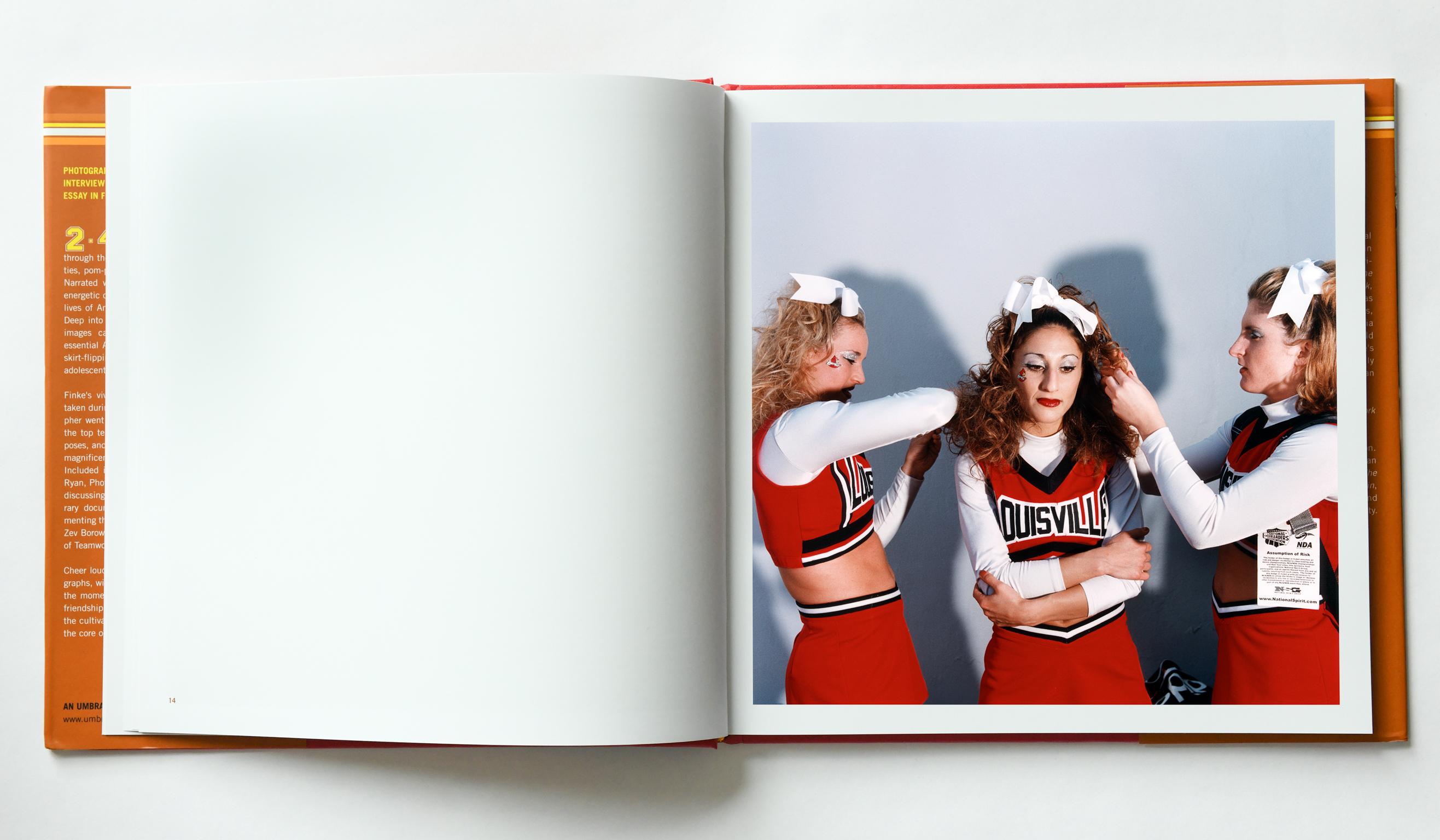 2.4,6,8 : American Cheerleaders & Football Players  - Contemporain Photograph par Brian Finke