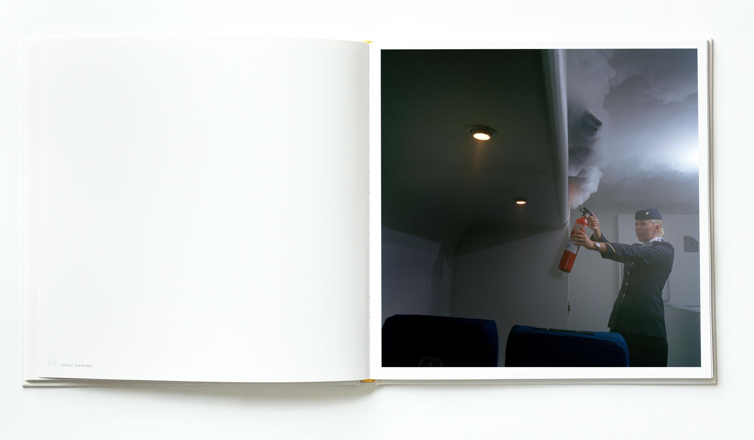Assistenti di volo
powerHouse Books, 2008
112 pagine, 10,25 x 10,25 pollici
51 fotografie a colori
Firmato

Brian Finke ha iniziato a fotografare gli assistenti di volo mentre attraversava il paese con le compagnie aeree Delta, JetBlue, Hawaiian,