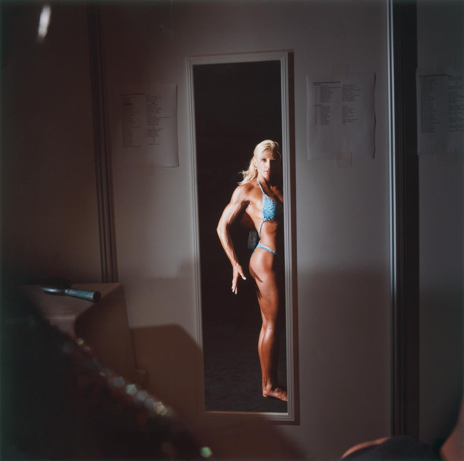 Brian Finke Color Photograph – Ohne Titel (Bodybuilding-Nr. 20)