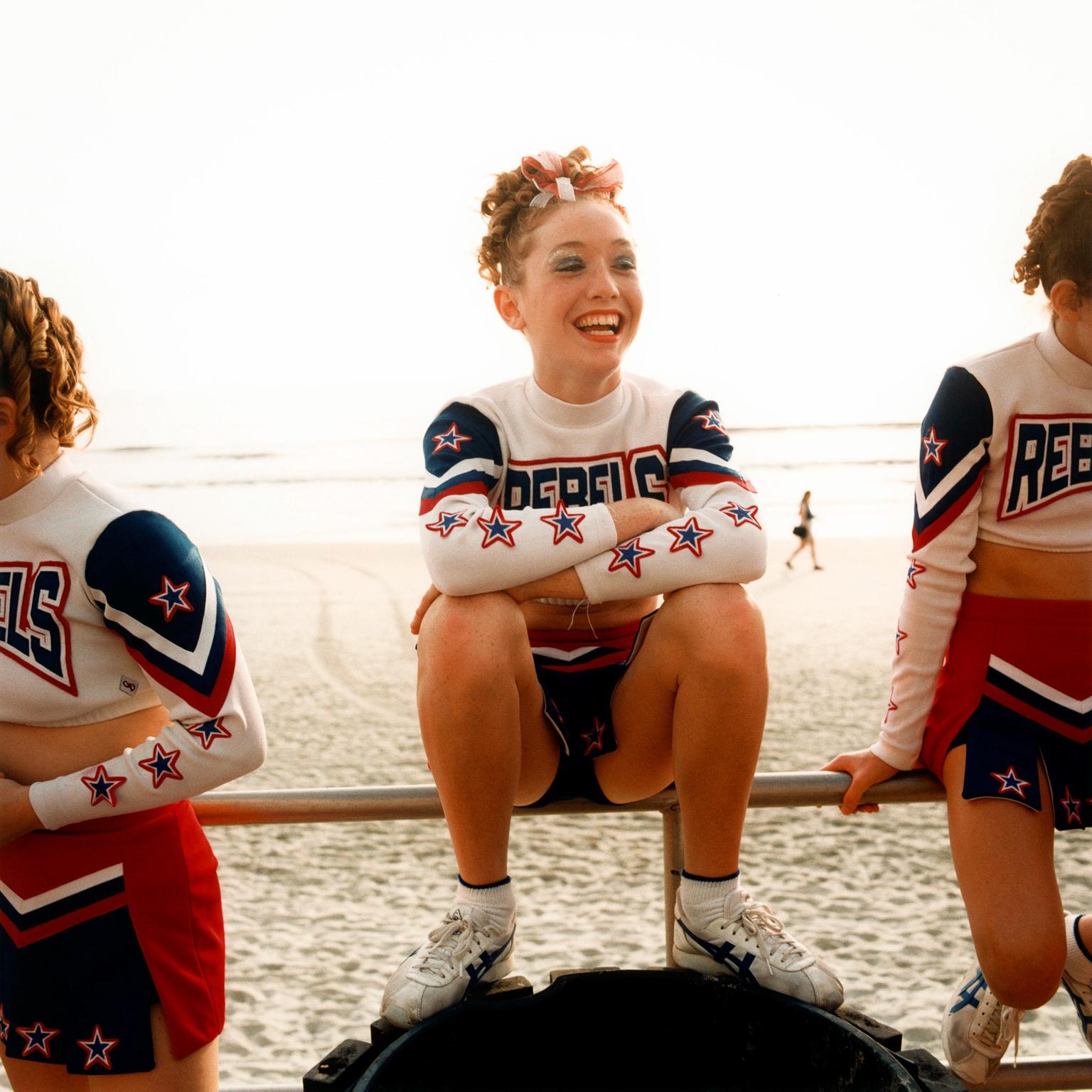 Brian Finke Figurative Photograph – Ohne Titel (Cheerleading-Nr. 111)