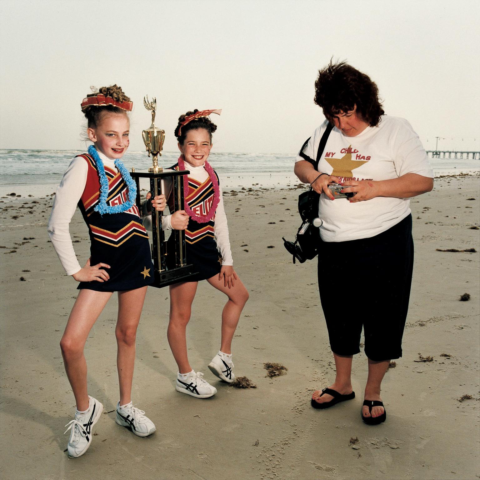 Brian Finke Color Photograph – Ohne Titel (Cheerleading-Nr. 117)