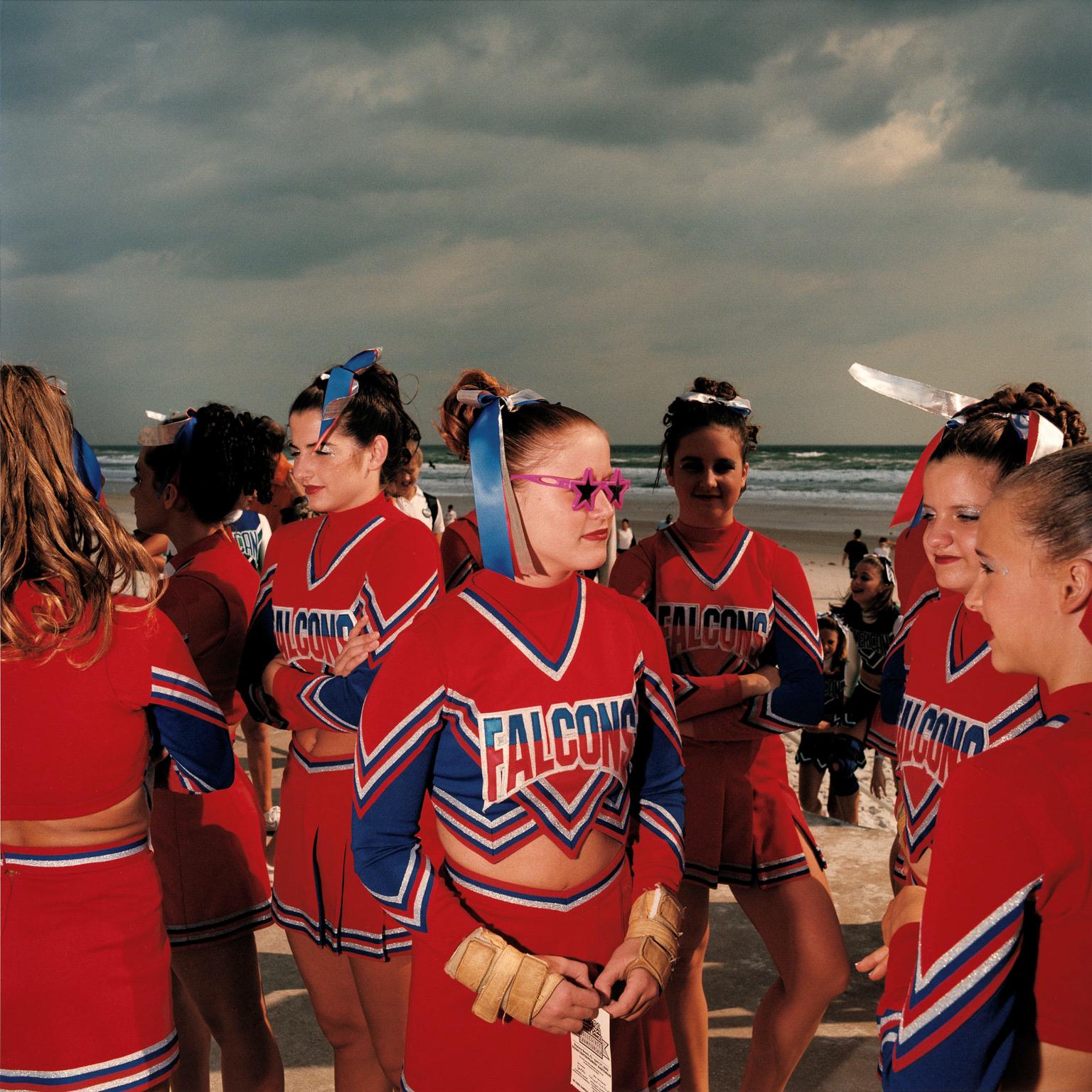 Brian Finke Color Photograph – Ohne Titel (Cheerleading-Nr. 119)