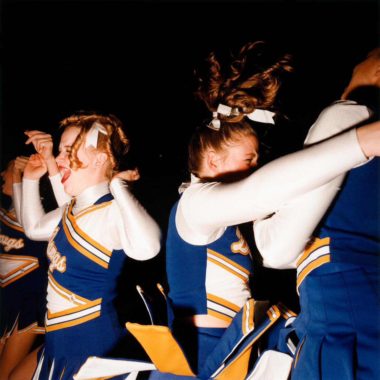 Brian Finke Color Photograph – Ohne Titel (Cheerleading Nr. 4)