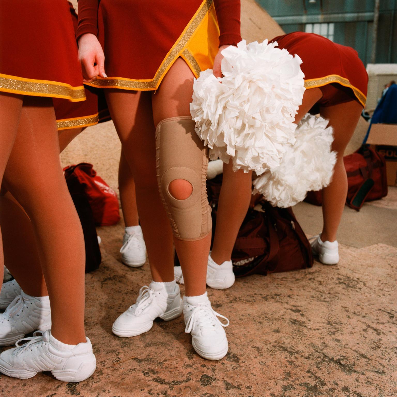 Brian Finke Color Photograph – Ohne Titel (Cheerleading-Nr. 45)