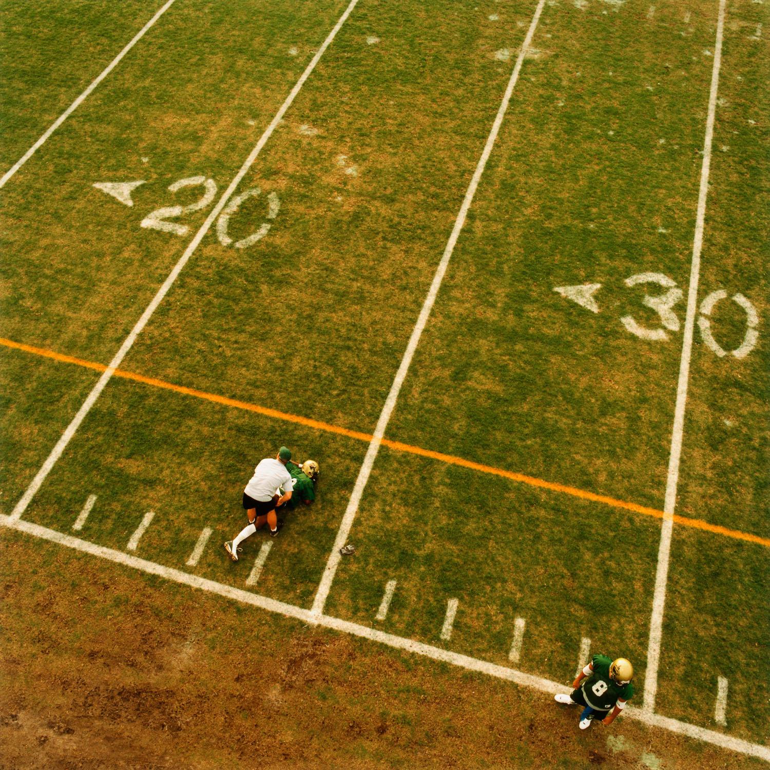 Brian Finke Color Photograph – Ohne Titel (Football-Nr. 107)