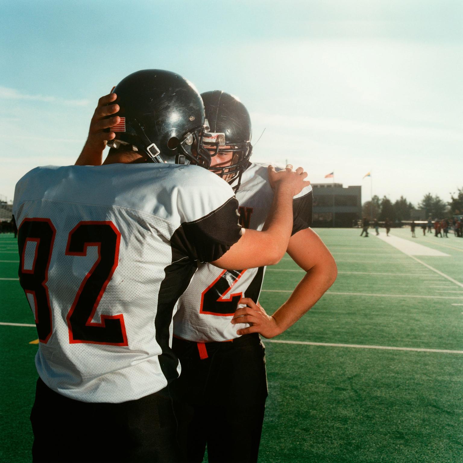 Brian Finke Color Photograph – Ohne Titel (Football-Nr. 33)