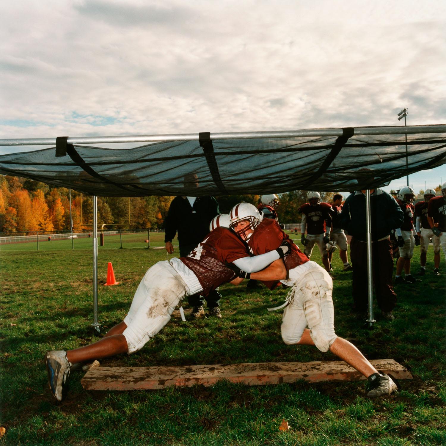 Brian Finke Color Photograph – Ohne Titel (Football-Nr. 35)