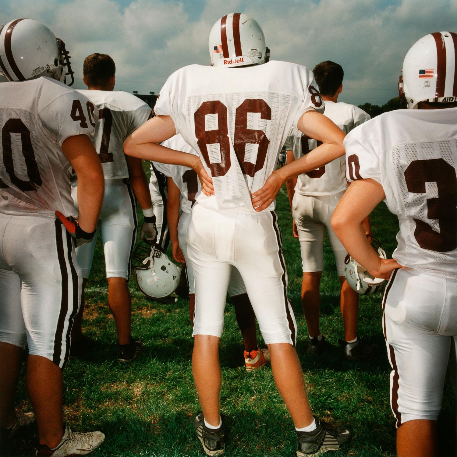 Brian Finke Color Photograph – Ohne Titel (Football-Nr. 67)
