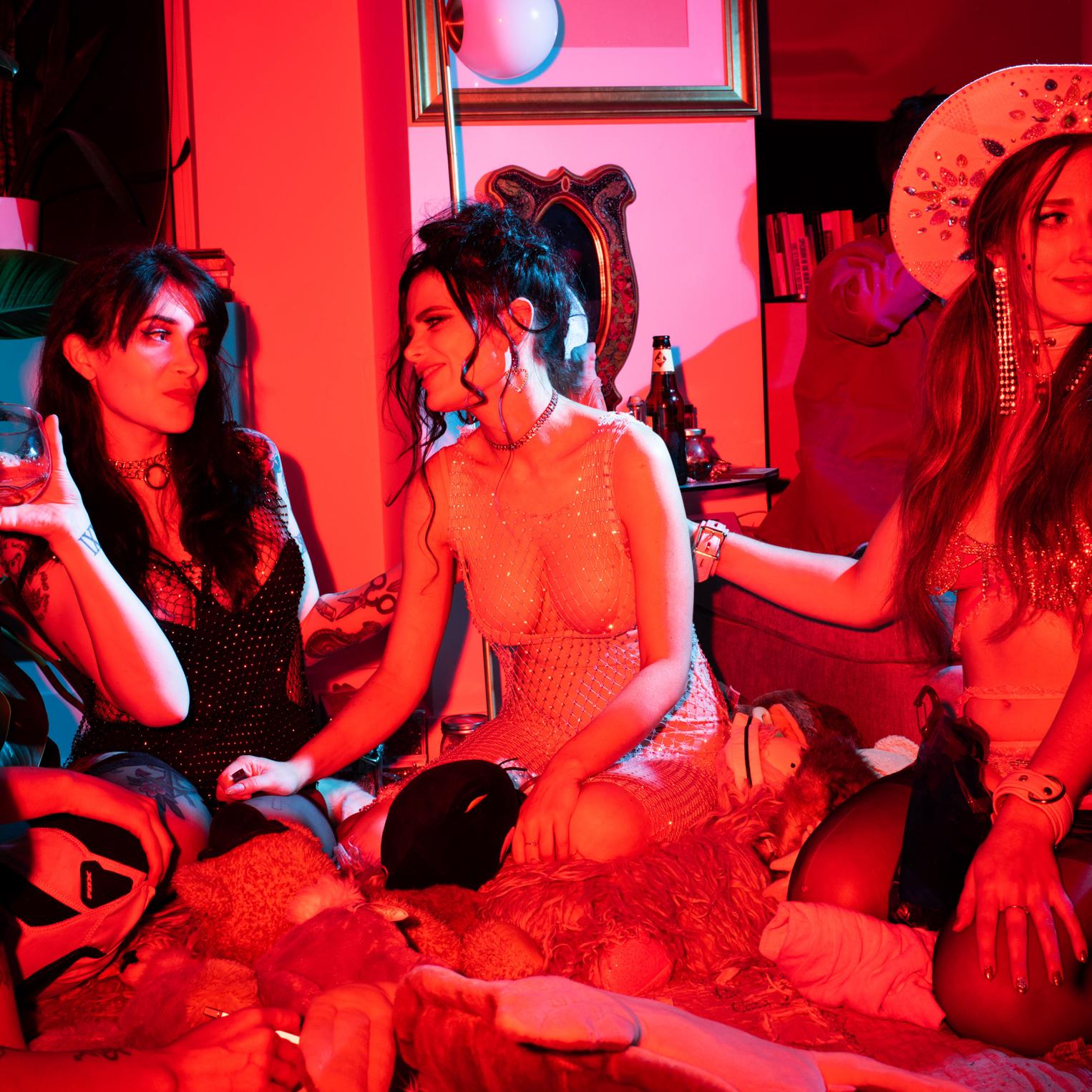 Brian Finke Color Photograph – Ohne Titel (Porno-Karneval Nr. 4)