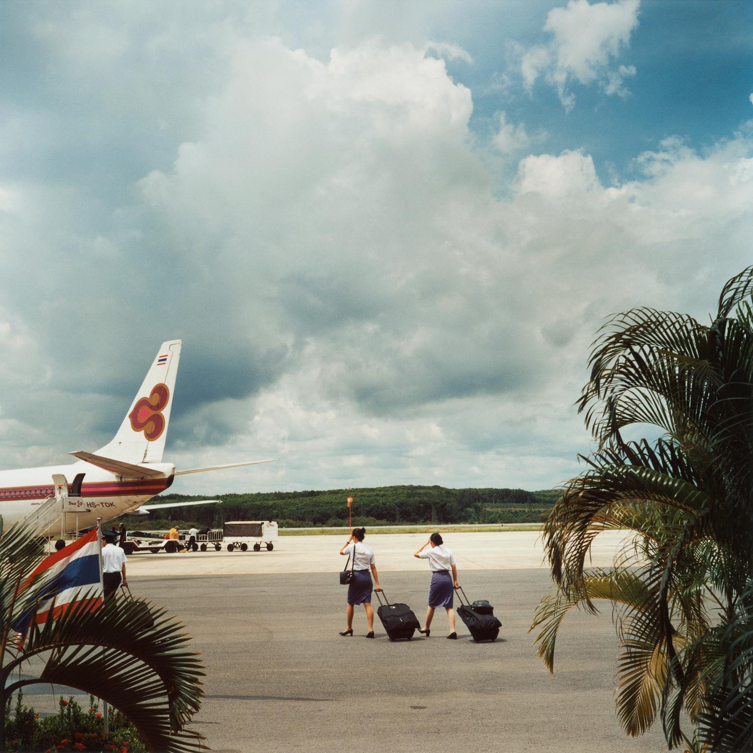 Brian Finke Figurative Photograph – Ohne Titel (Thai Airways)
