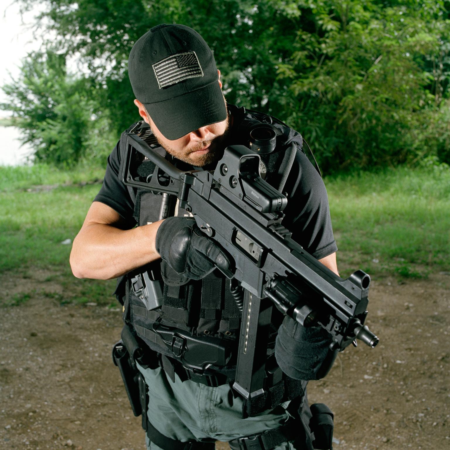 Color Photograph Brian Finke - Sans titre (U.S. Marshals, Houston n 13), photographie 