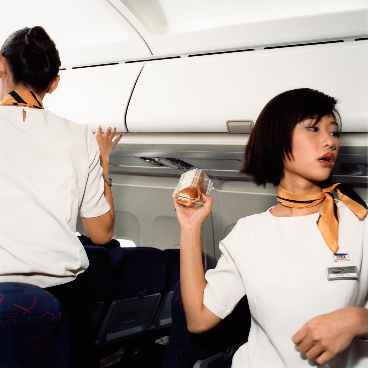 Brian Finke Color Photograph – Ohne Titel (Wenyi und Kate, Tiger Airways)