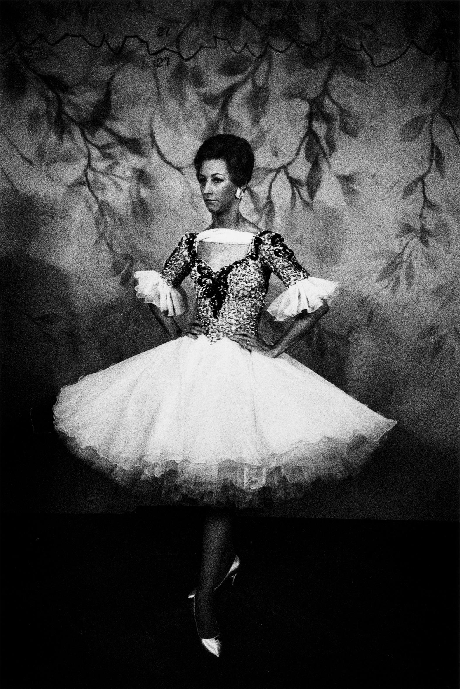 Schwarz-Weiß-Porträt einer Ballroom-Tänzerin aus den 1970er Jahren mit Schwing-Spitzenrock