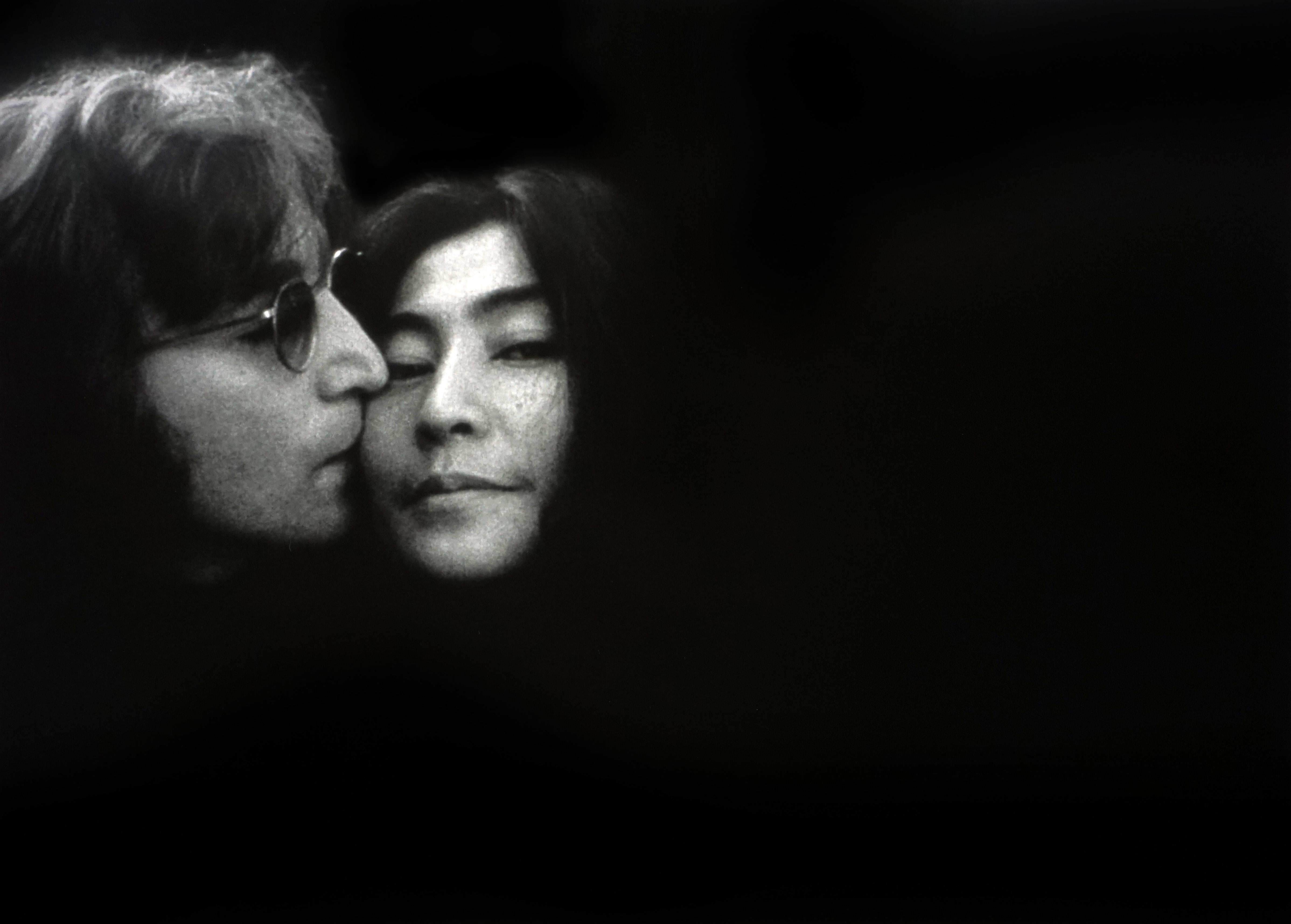 Black and White Photograph Brian Hamill - I Johns et Yoko, 1972
