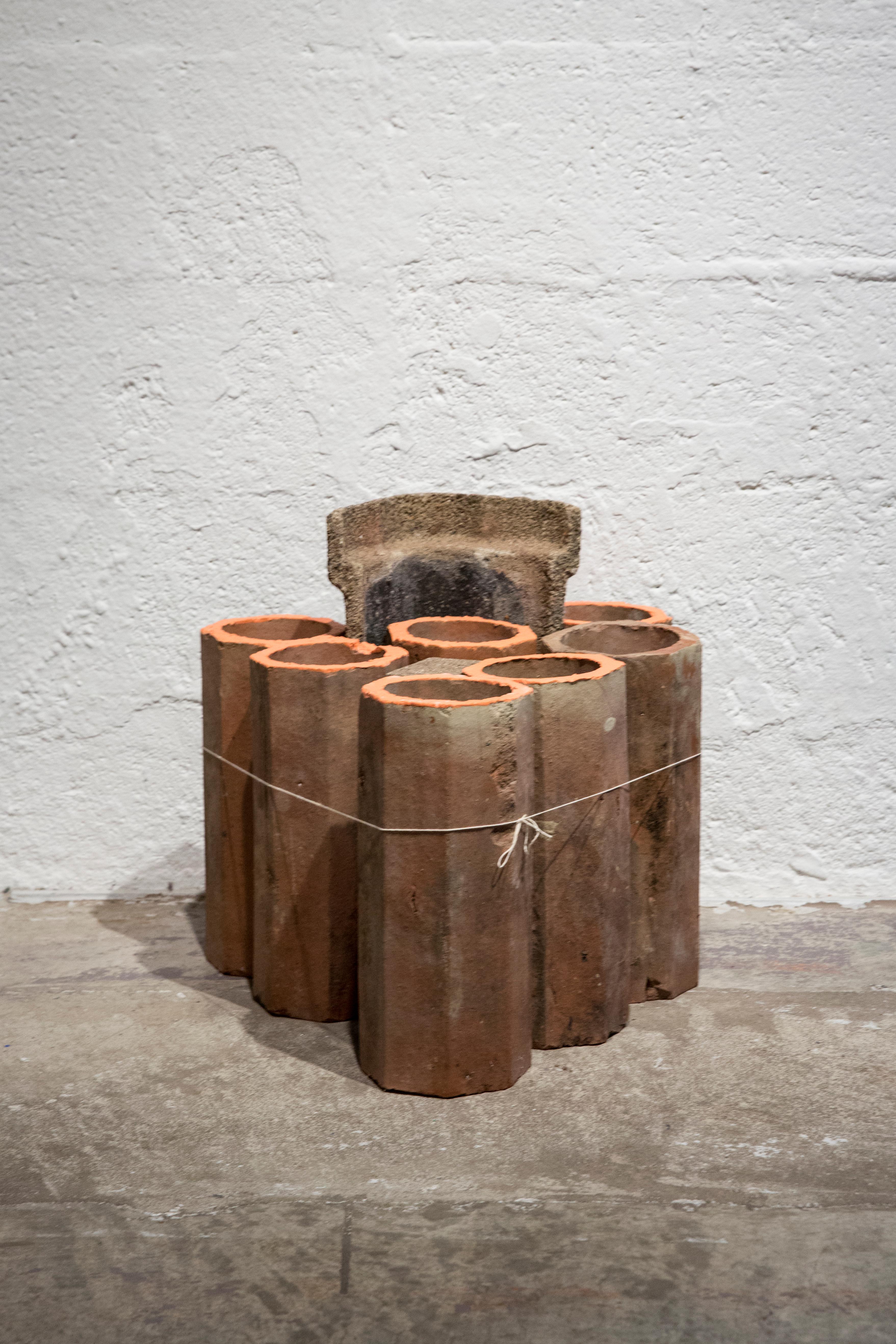 CINCHES (Keramik-Okto) – verführerische minimalistische Industrieskulptur, Terrakotta (Zeitgenössisch), Sculpture, von Brian Jobe
