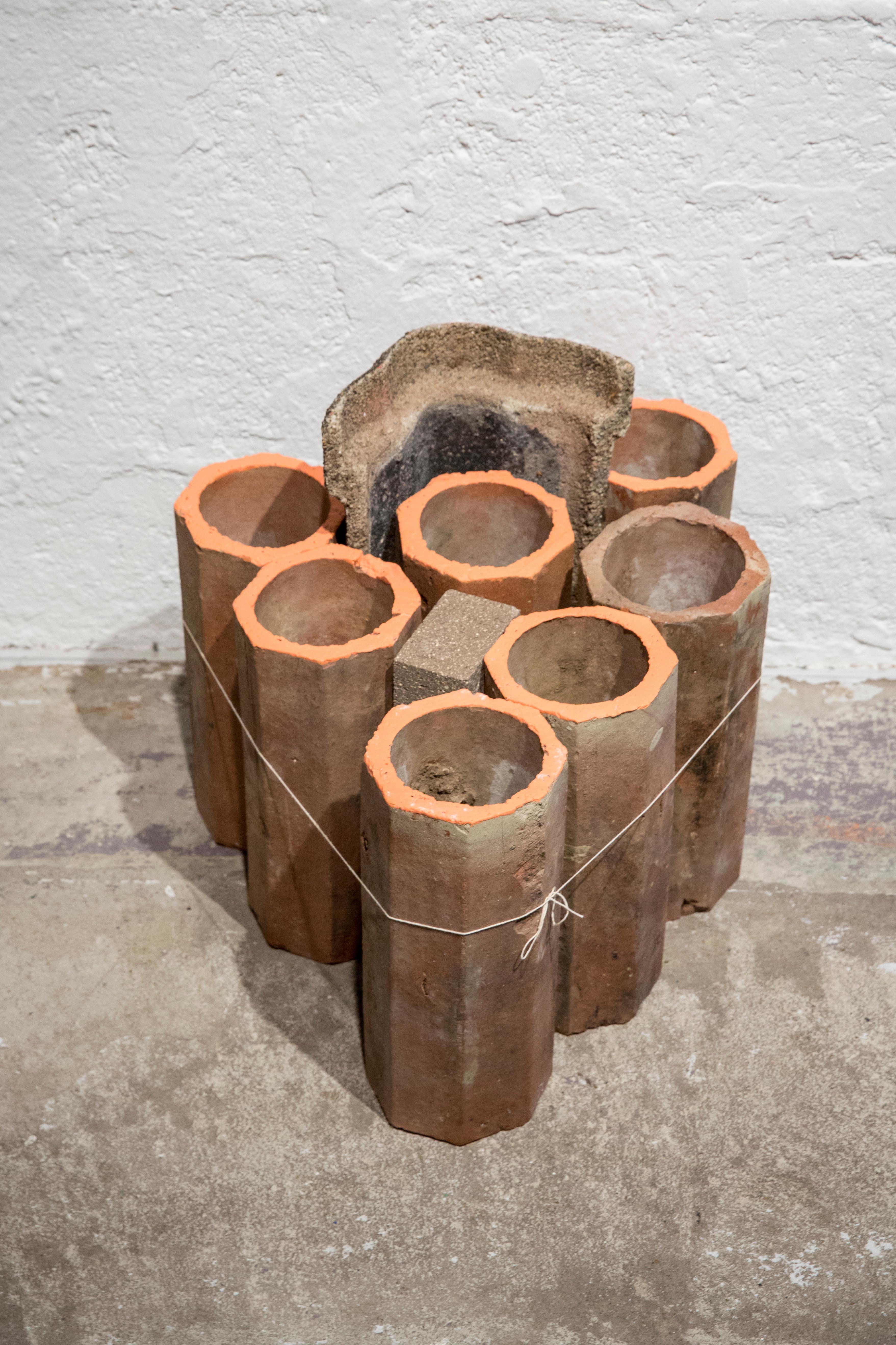 CINCHES (Keramik-Okto) – verführerische minimalistische Industrieskulptur, Terrakotta (Braun), Abstract Sculpture, von Brian Jobe