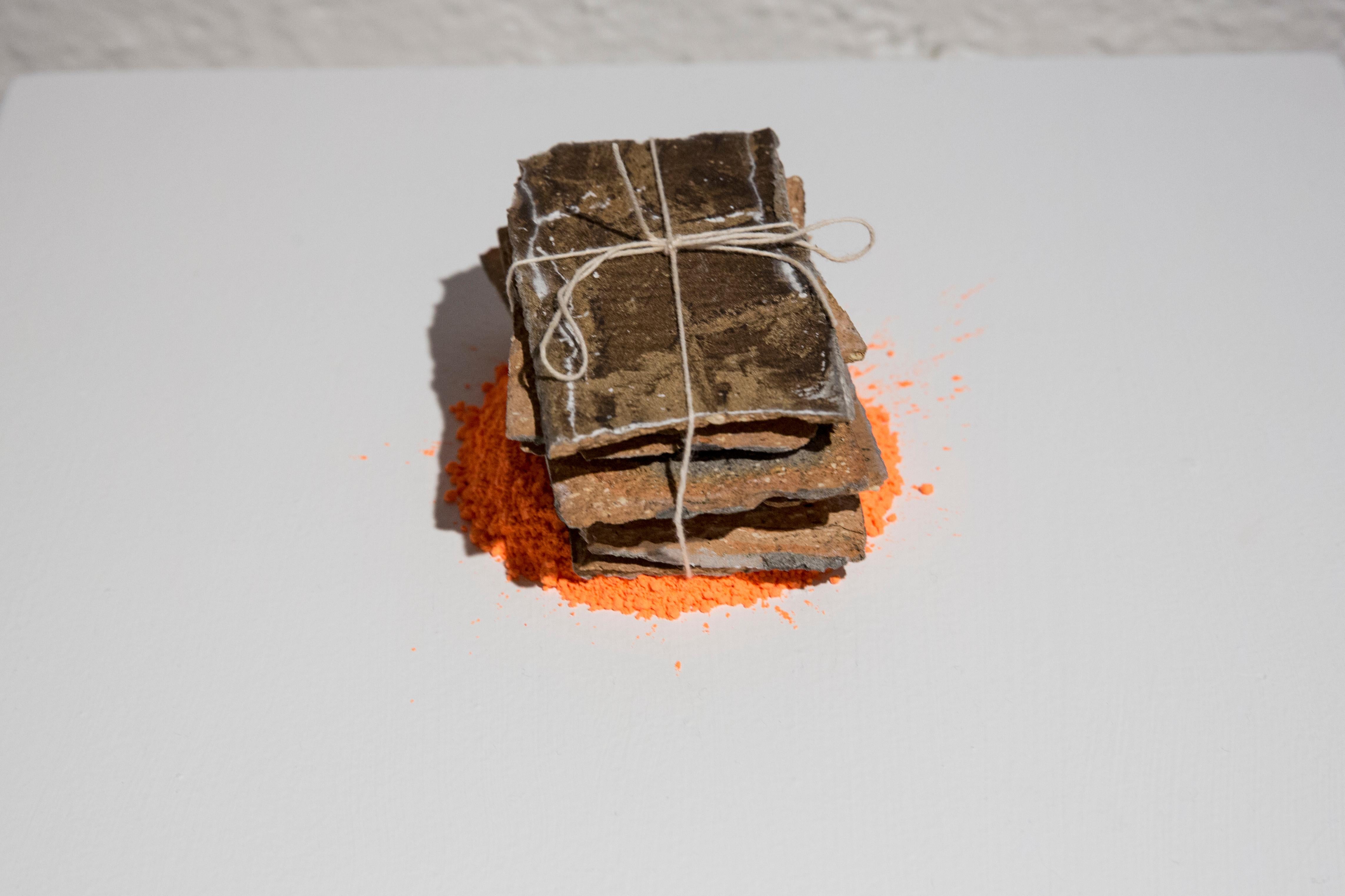 CINCHES (AUSGESCHNITTENES BRICK) – industrielle, reduzierte, minimalistische Skulptur, orange (Minimalistisch), Sculpture, von Brian Jobe