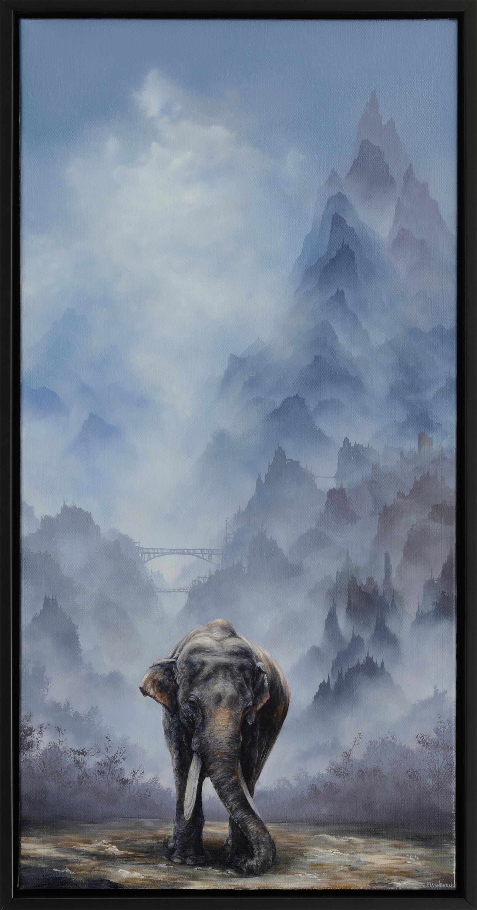 „ Asiatisches Elefant, das vor Hazy Blue Mountains steht“, Original-Ölgemälde – Painting von Brian Mashburn