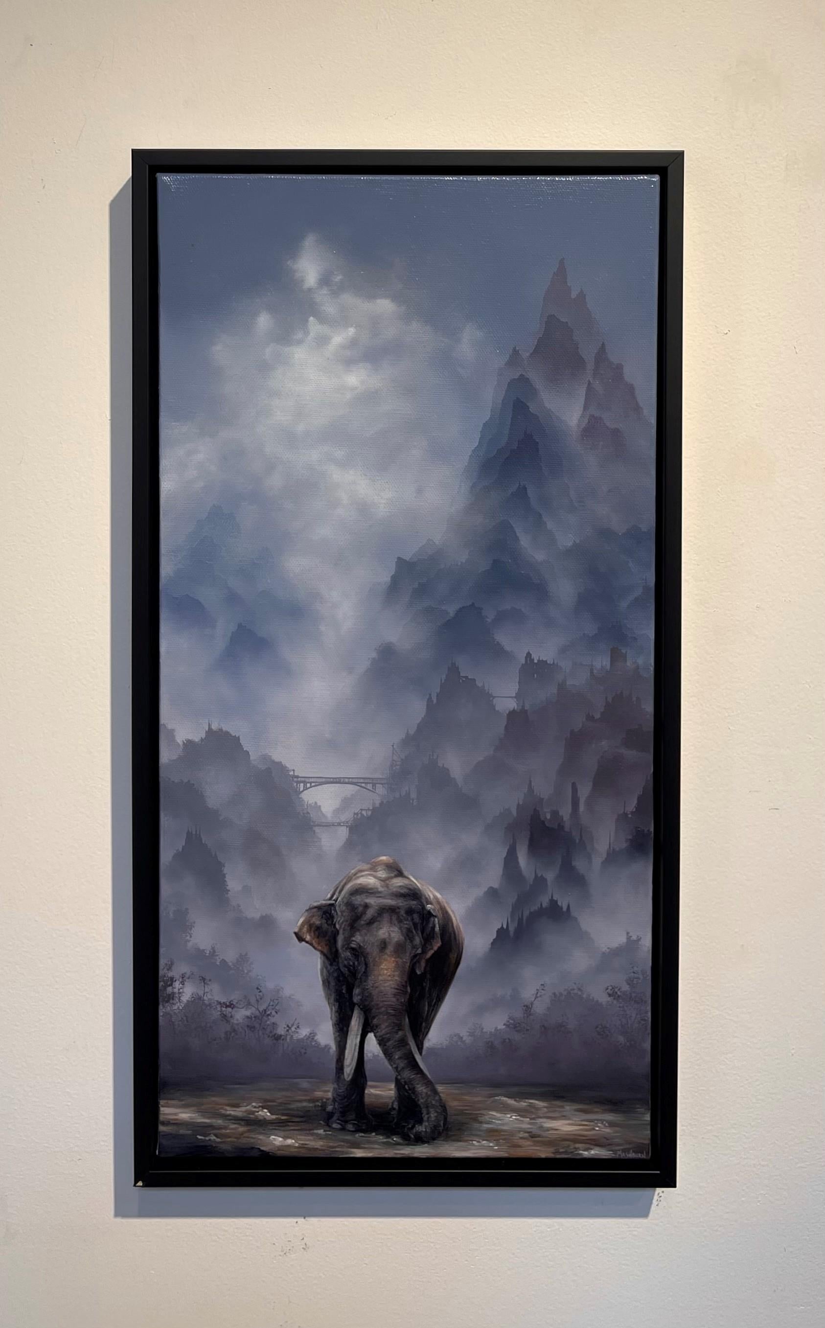 « Éléphant asiatique debout devant des montagnes bleu Hazy », peinture à l'huile originale - Réalisme Painting par Brian Mashburn