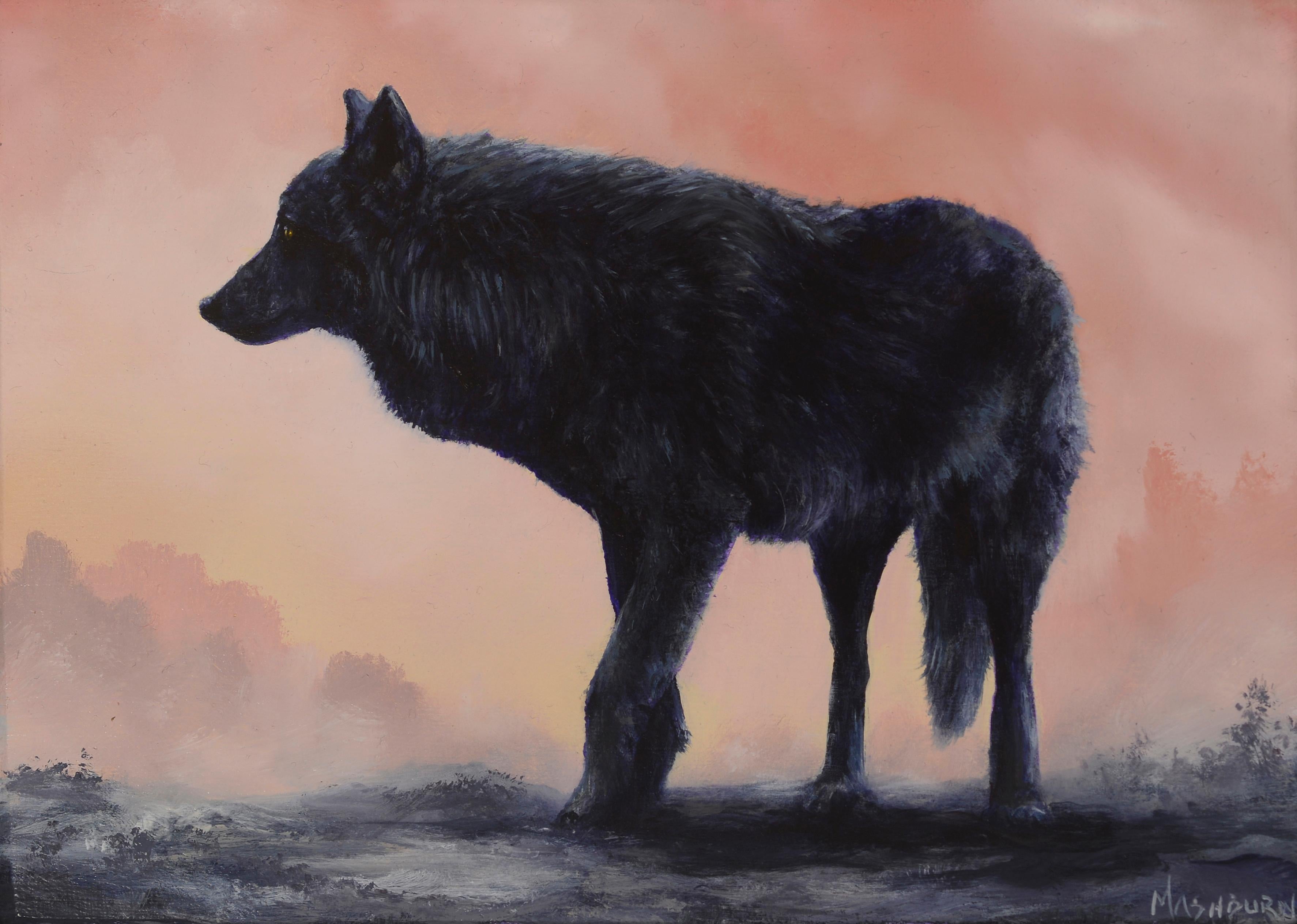 El cuadro de Brian Mashburn "Lobo negro", realizado en 2024, es una pintura al óleo original que representa a un lobo negro de pie frente a un paisaje montañoso con niebla. La obra de arte mide 15 x 15 cm y está dentro de un marco "flotante" negro,