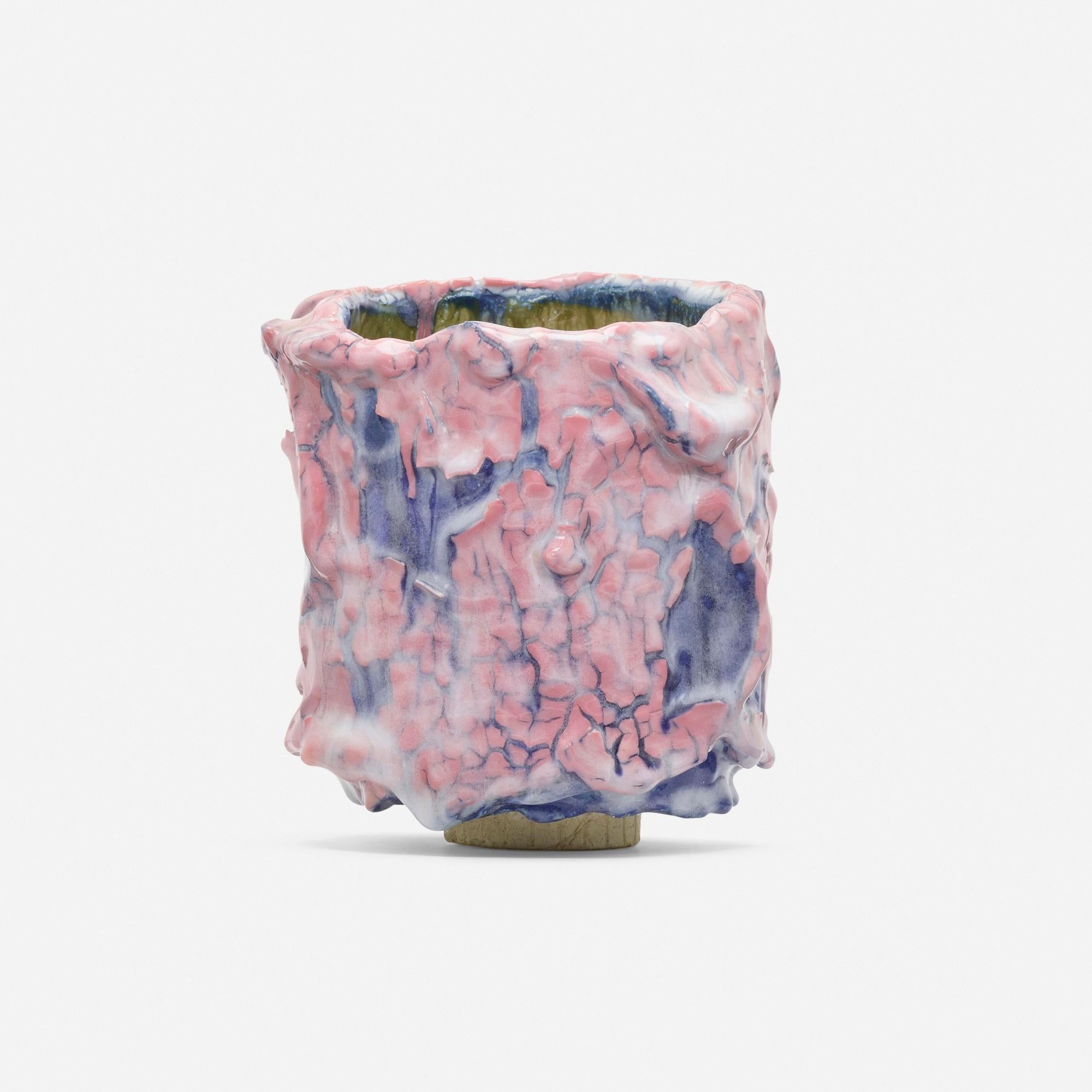 Brian Rochefort è un artista contemporaneo di Los Angeles noto per il suo approccio audace e sperimentale alla ceramica. Il suo lavoro colma il divario tra scultura e pittura, esplorando la materialità attraverso texture ricche, smalti vibranti e
