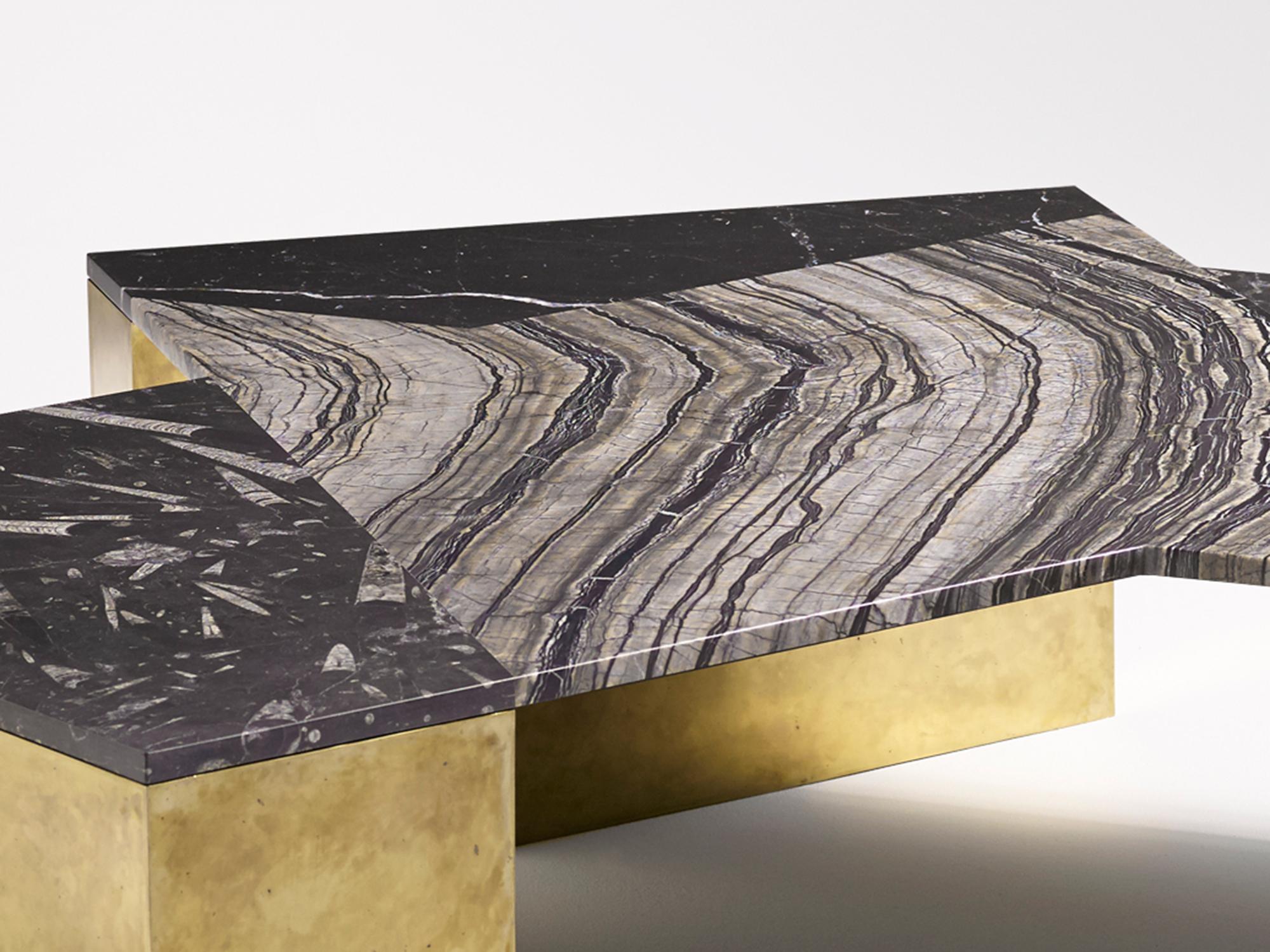 Mesa baja Brian Thoreen de mármol mixto negro y latón en Nuevo estado para la venta en Brooklyn, NY