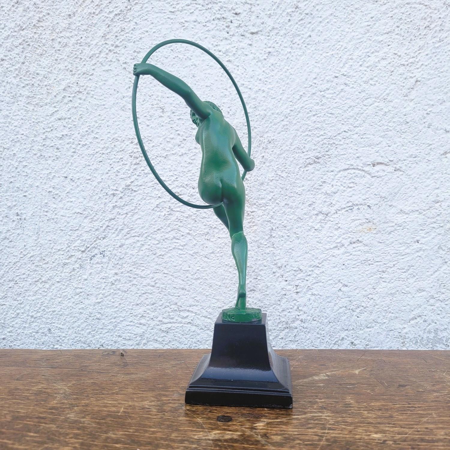 Hoop Dancer: Sculpture depicting a hoop dancer. Green patinated spelter on a black spelter base.   

The counter-base is signed by the artist Briand (pseudonym of Marcel Bouraine for spelter sculptures), and was produced by Max le Verrier.  

Patina