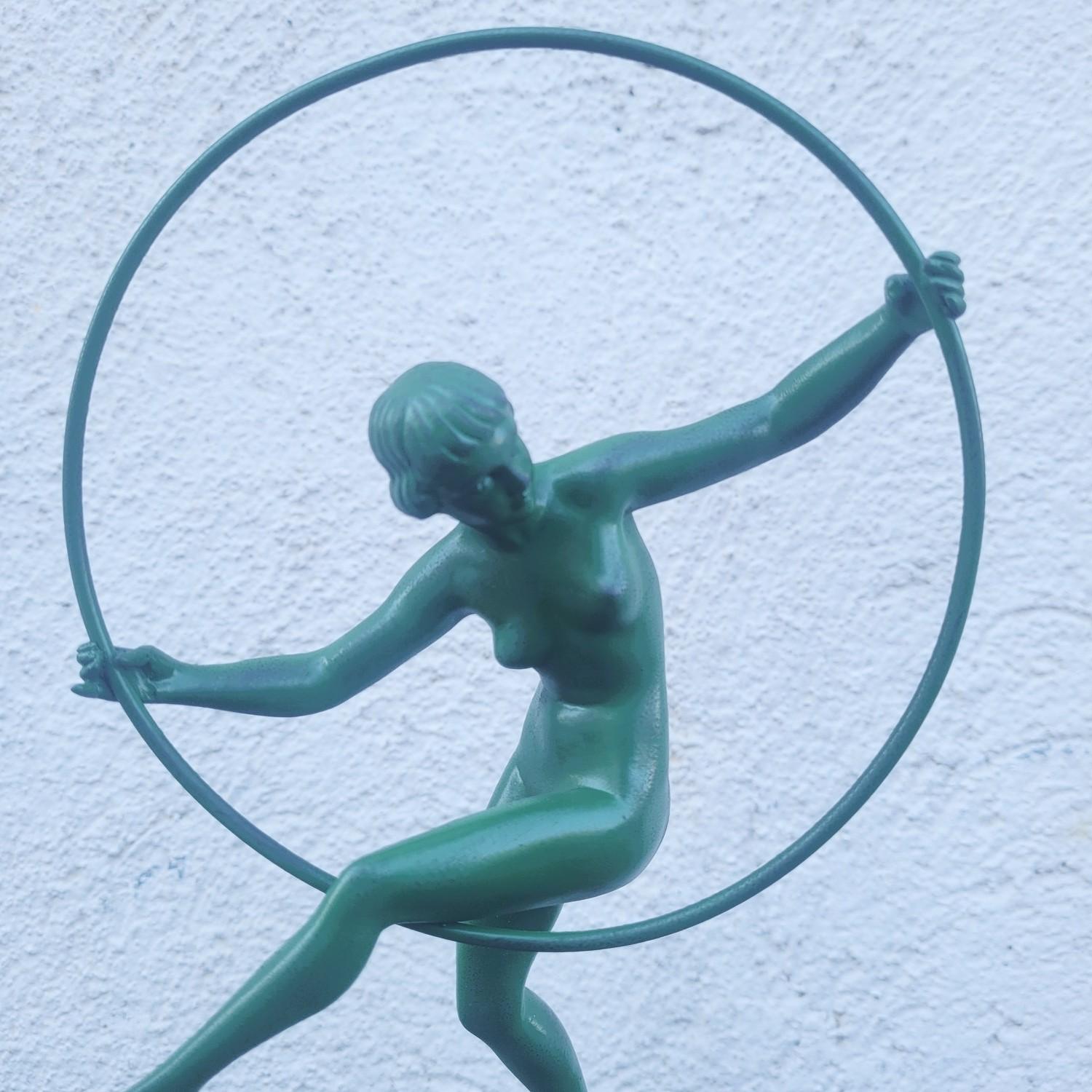 Zinco commerciale Briand, Hoop Dancer, Art Deco Sculpture, 20th Century in vendita
