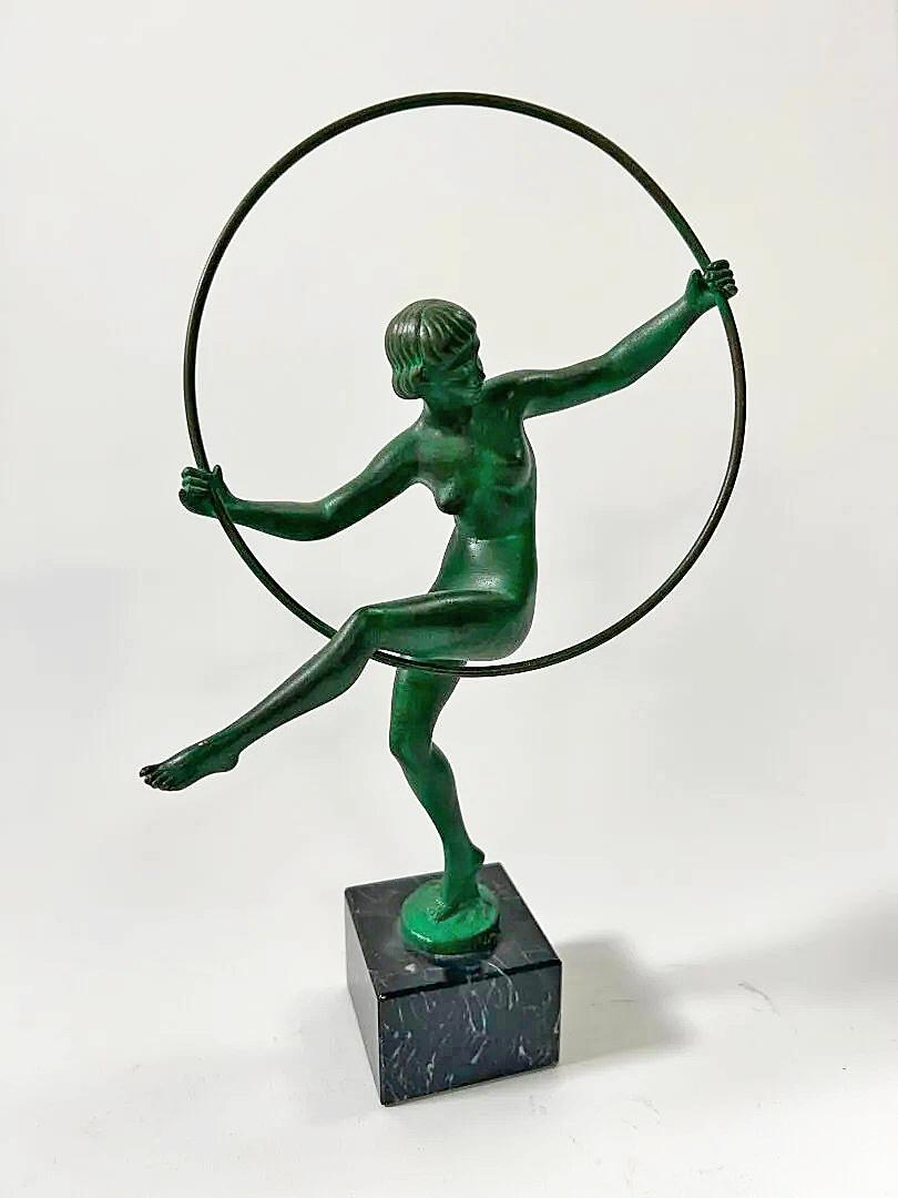BRIAND (XX secolo) Officina LE VERRIER Danzatrice con cerchio, scultura in ghisa con patina verdastra e riflessi marroni, base in marmo nero. Altezza totale, compresa la base, 29 cm
