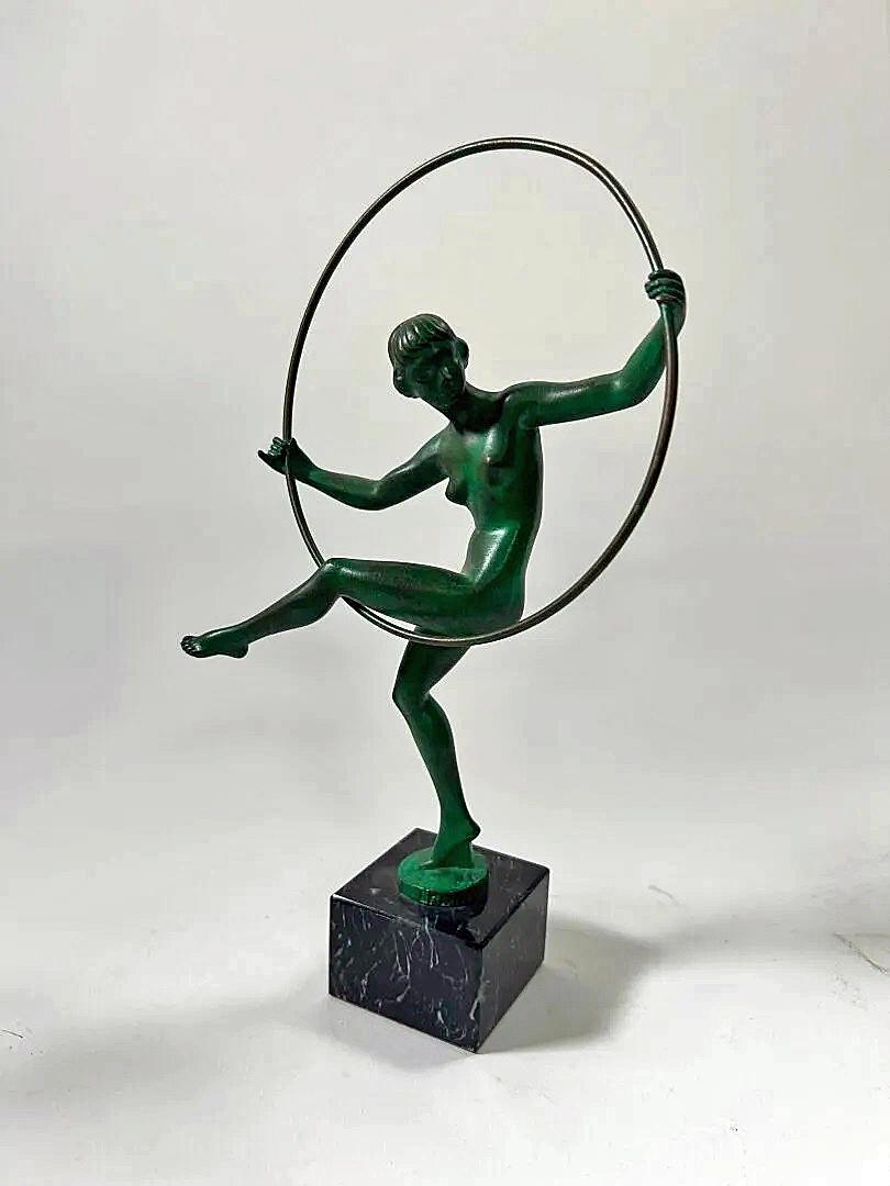 BRIAND, Edizione Le Verrier, Ballerina con cerchio, scultura in ghisa In condizioni buone in vendita a Mouscron, WHT