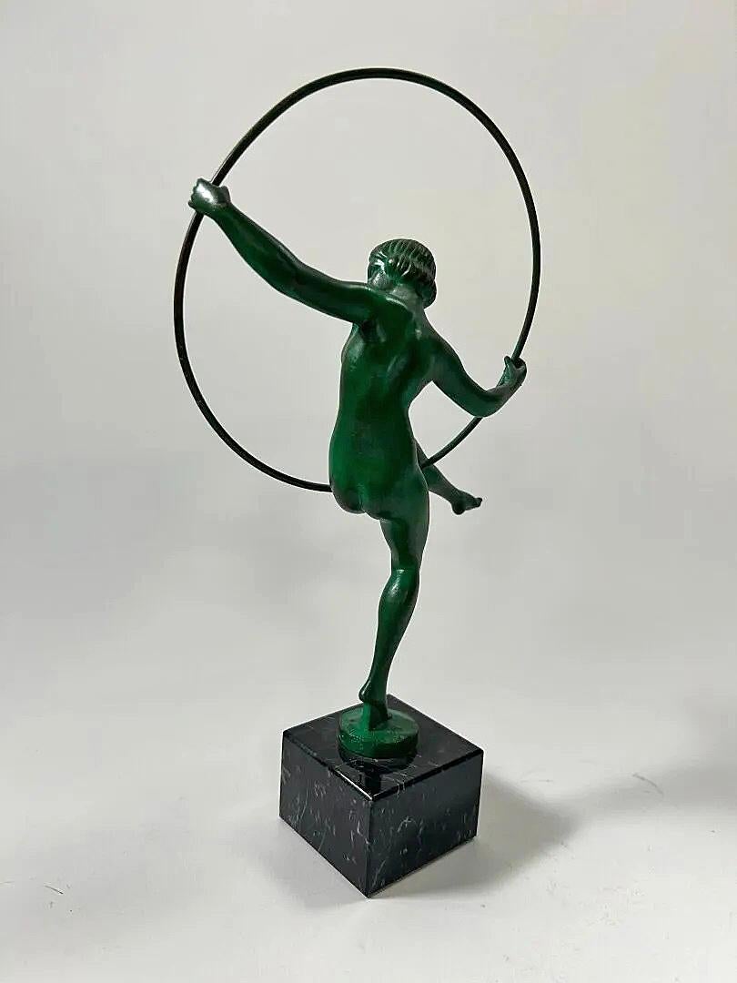 Metà XX secolo BRIAND, Edizione Le Verrier, Ballerina con cerchio, scultura in ghisa in vendita