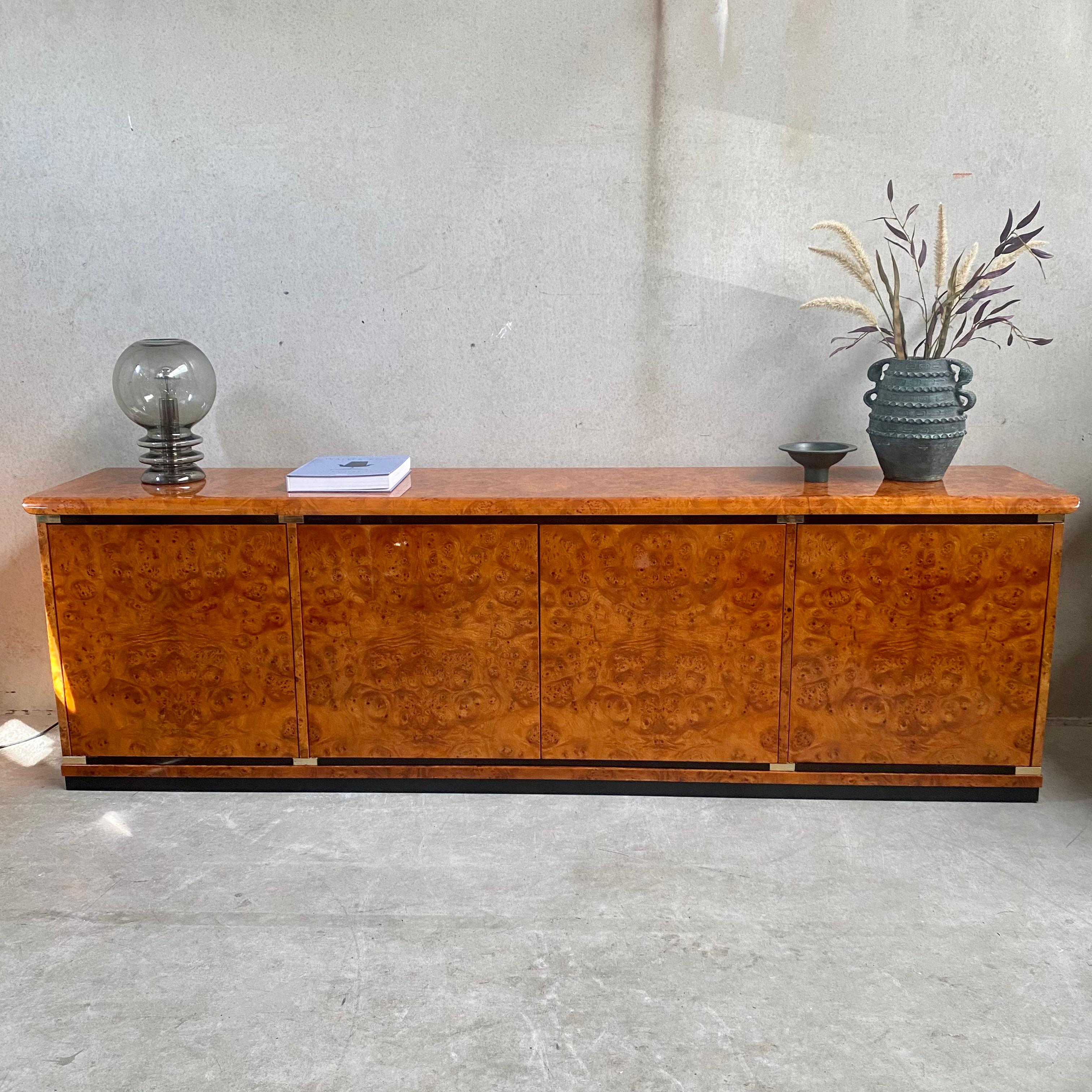 Die Anrichte aus Wurzelholz von Guerini Emilio - ein zeitloses Meisterwerk, das 1980 von Gdm Luxury Design Furniture in Italien sorgfältig hergestellt wurde. Dieses exquisite Sideboard ist der Inbegriff von Luxus und Eleganz und verleiht jeder