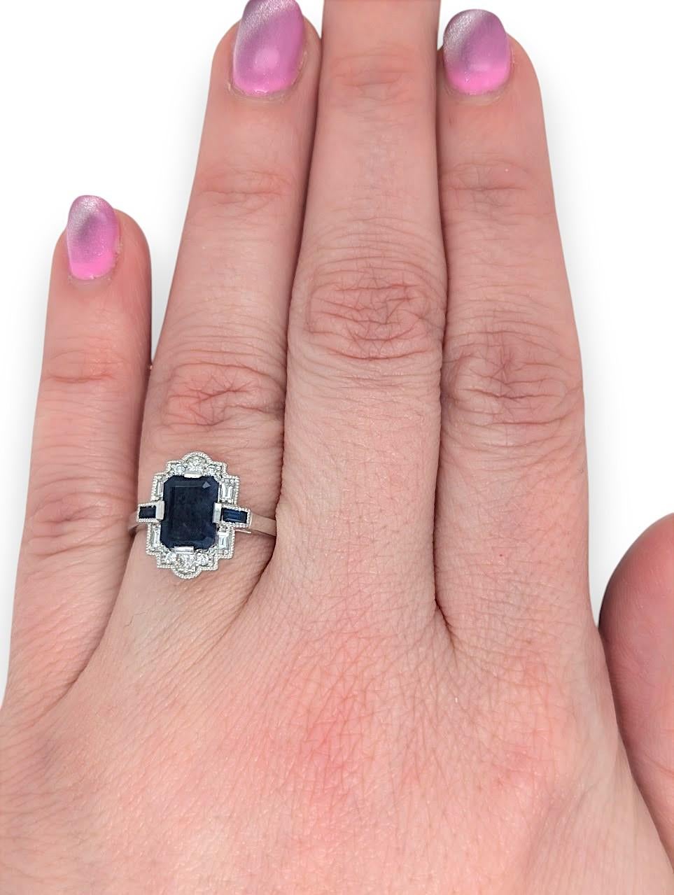Der Briar Rose Ring ist ein Fest der zeitlosen Eleganz und der modernen Kunstfertigkeit. Dieser Ring in Größe 7 ist aus strahlendem 14-karätigem Weißgold gefertigt und besteht aus natürlichen Saphiren im Smaragdschliff mit einem Gesamtgewicht von