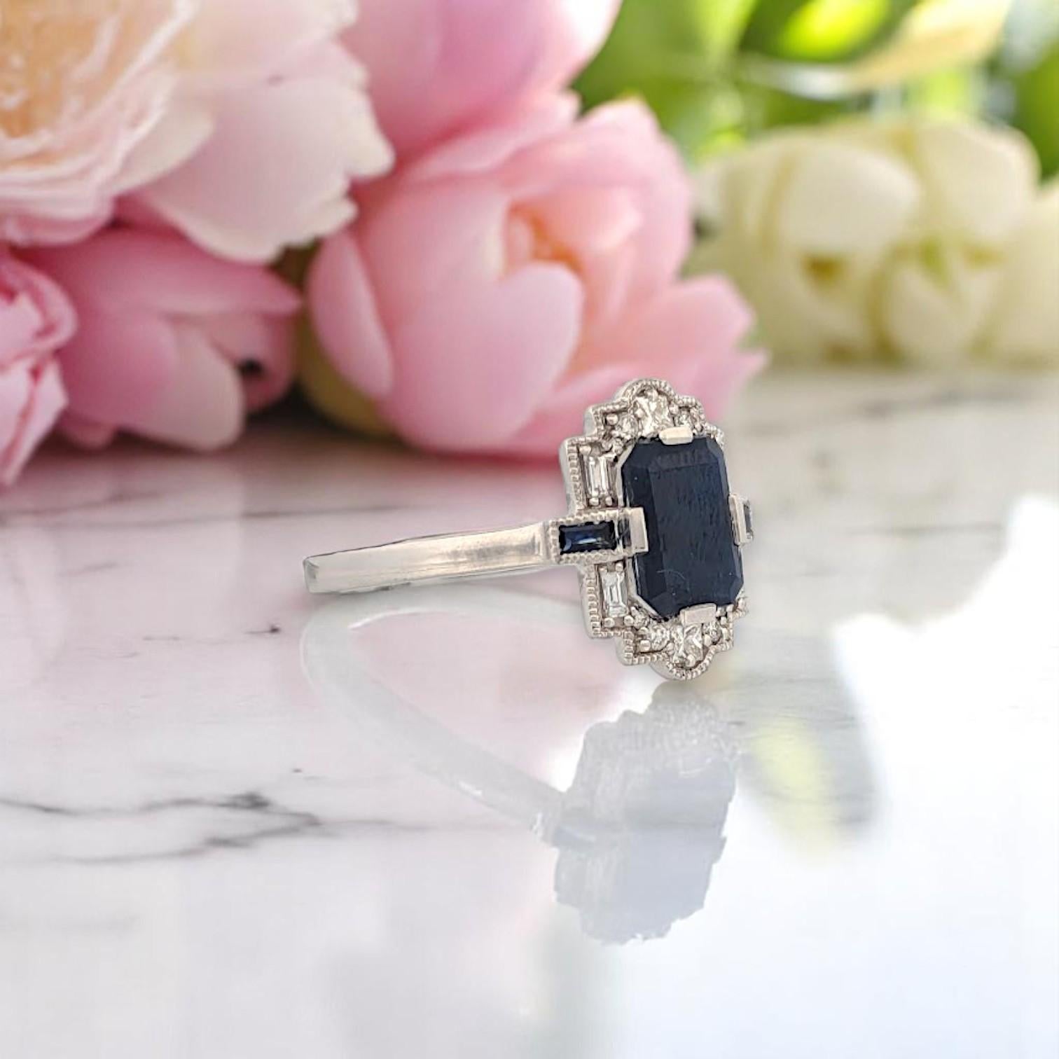 Briar Rose Ring  14K Weißgold mit 1,84ctw Smaragdschliff Saphiren Größe 7 (Moderne) im Angebot